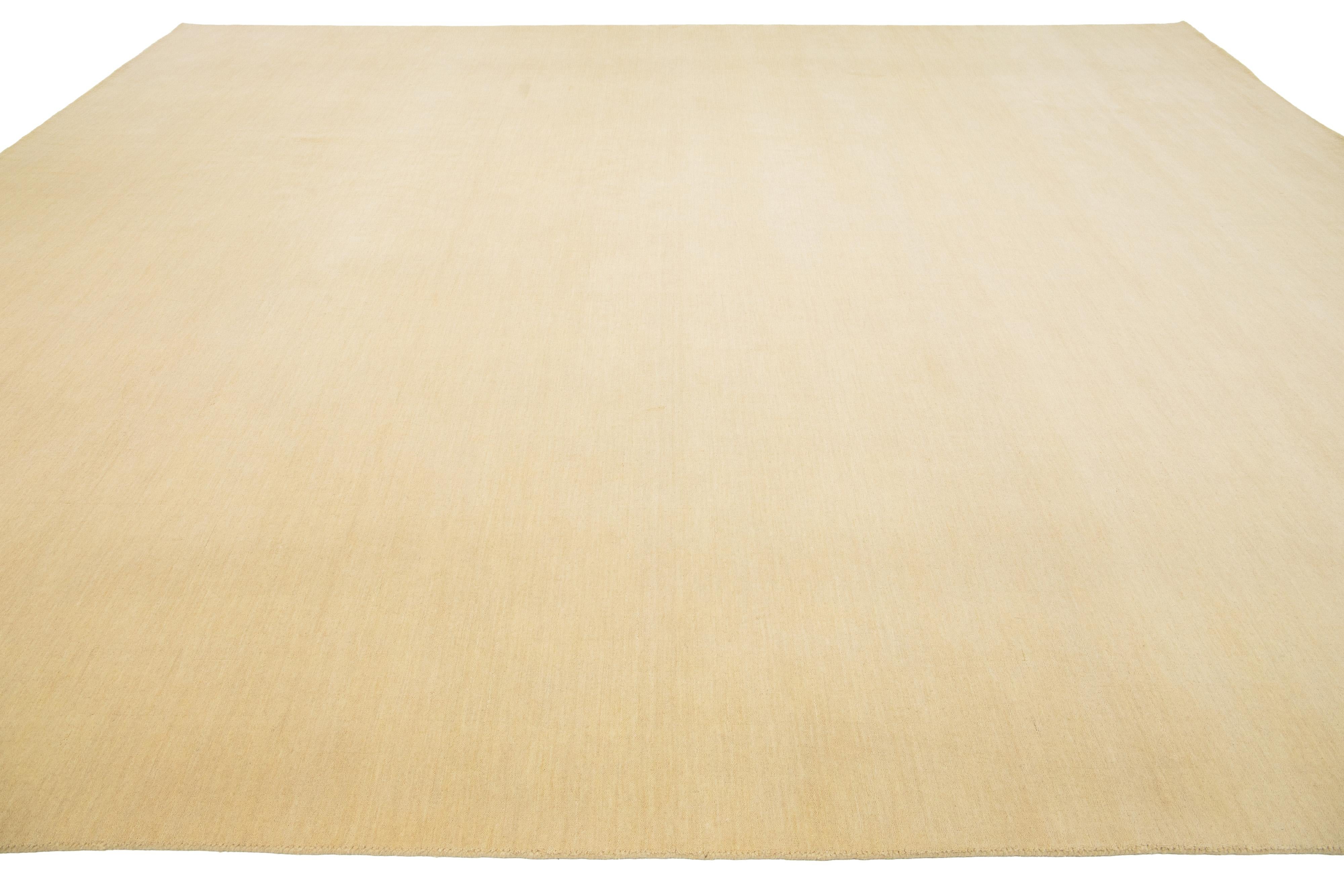 Apadana's Moderner minimalistischer Gabbeh-Wollteppich in Beige im Angebot 1