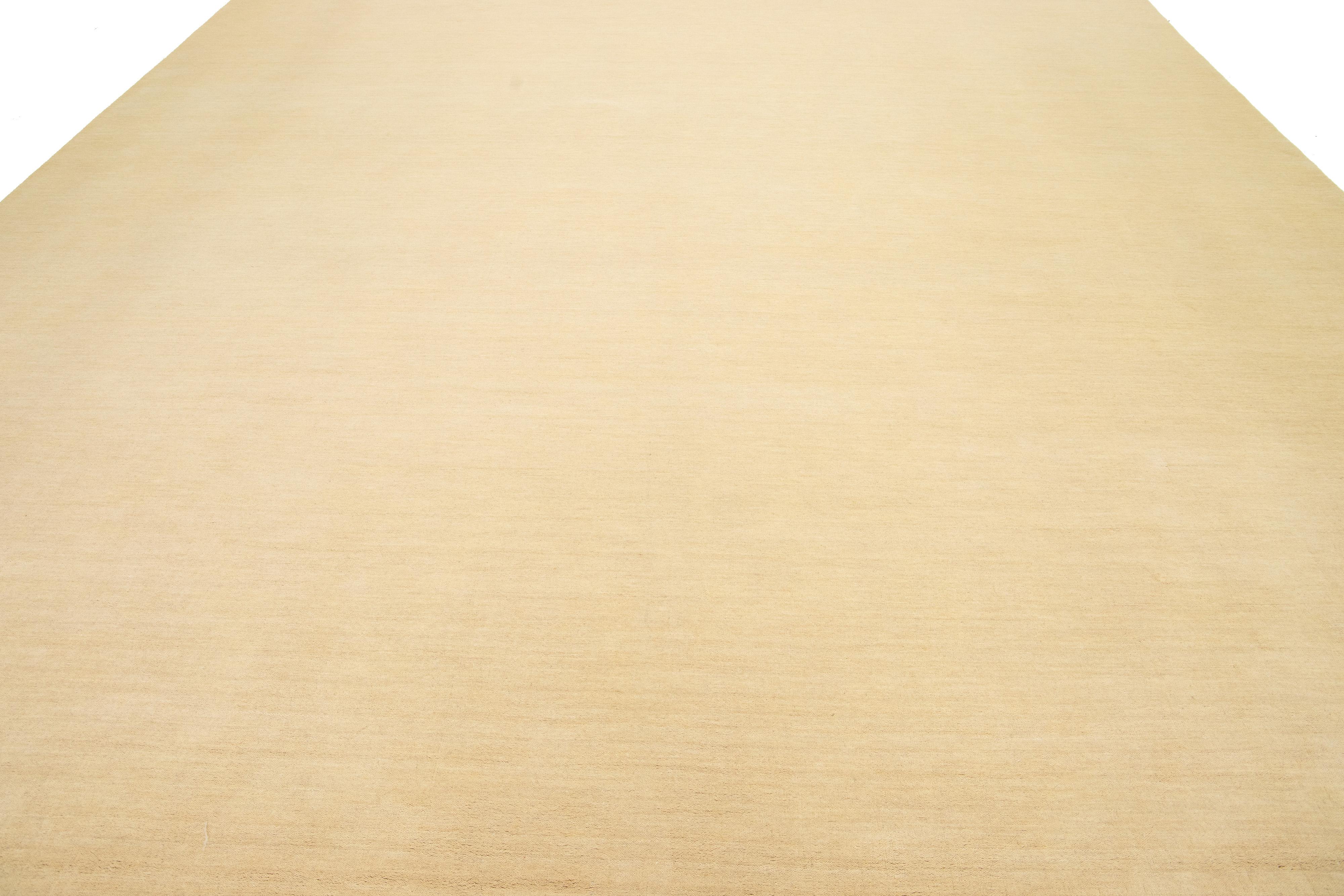Apadana's Moderner minimalistischer Gabbeh-Wollteppich in Beige im Angebot 2