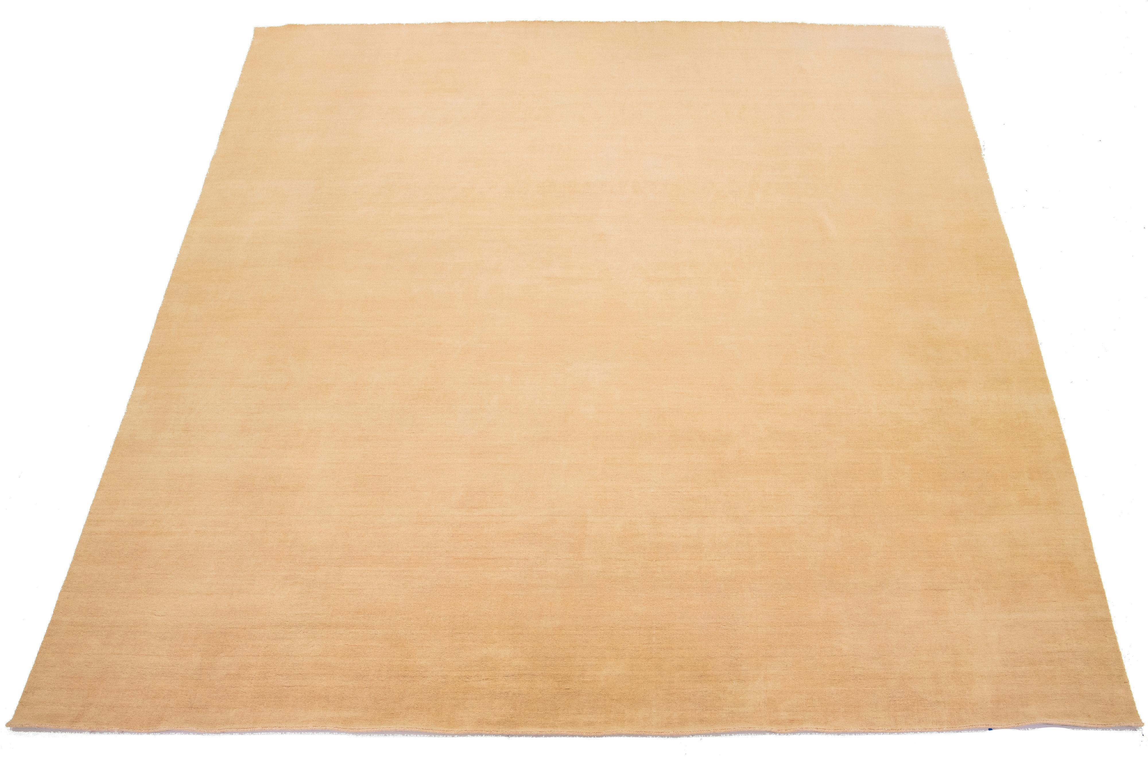 Dieser handgefertigte, individuell gestaltete Wollteppich im Gabbeh-Stil zeichnet sich durch ein unifarbenes Muster aus. Er gehört zu unserer Desert Collection'S und ist in verschiedenen Farben erhältlich. Wir verwenden handgewebte Techniken für