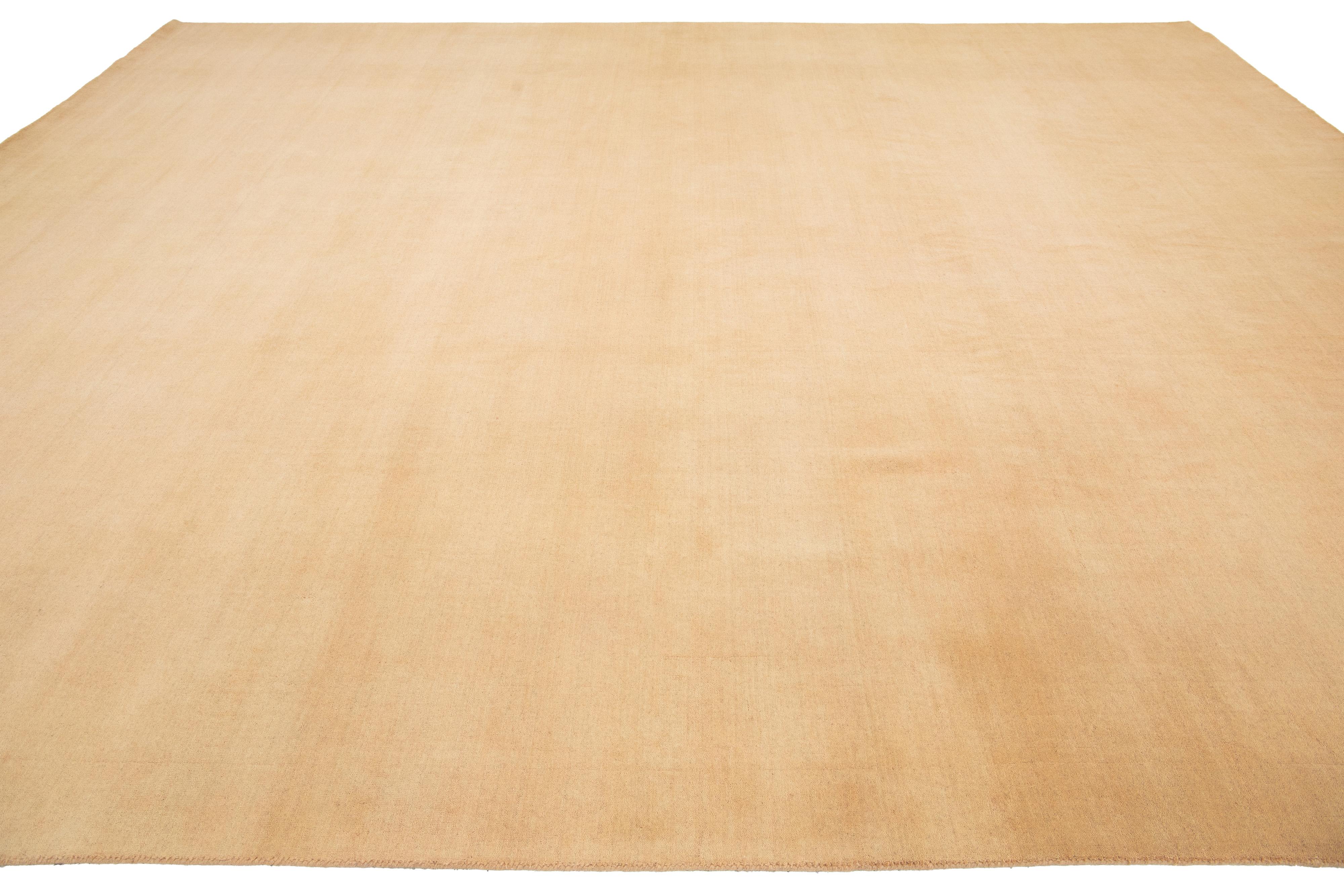 Apadana's Moderner minimalistischer Gabbeh-Wollteppich in Hellbraun (Wolle) im Angebot