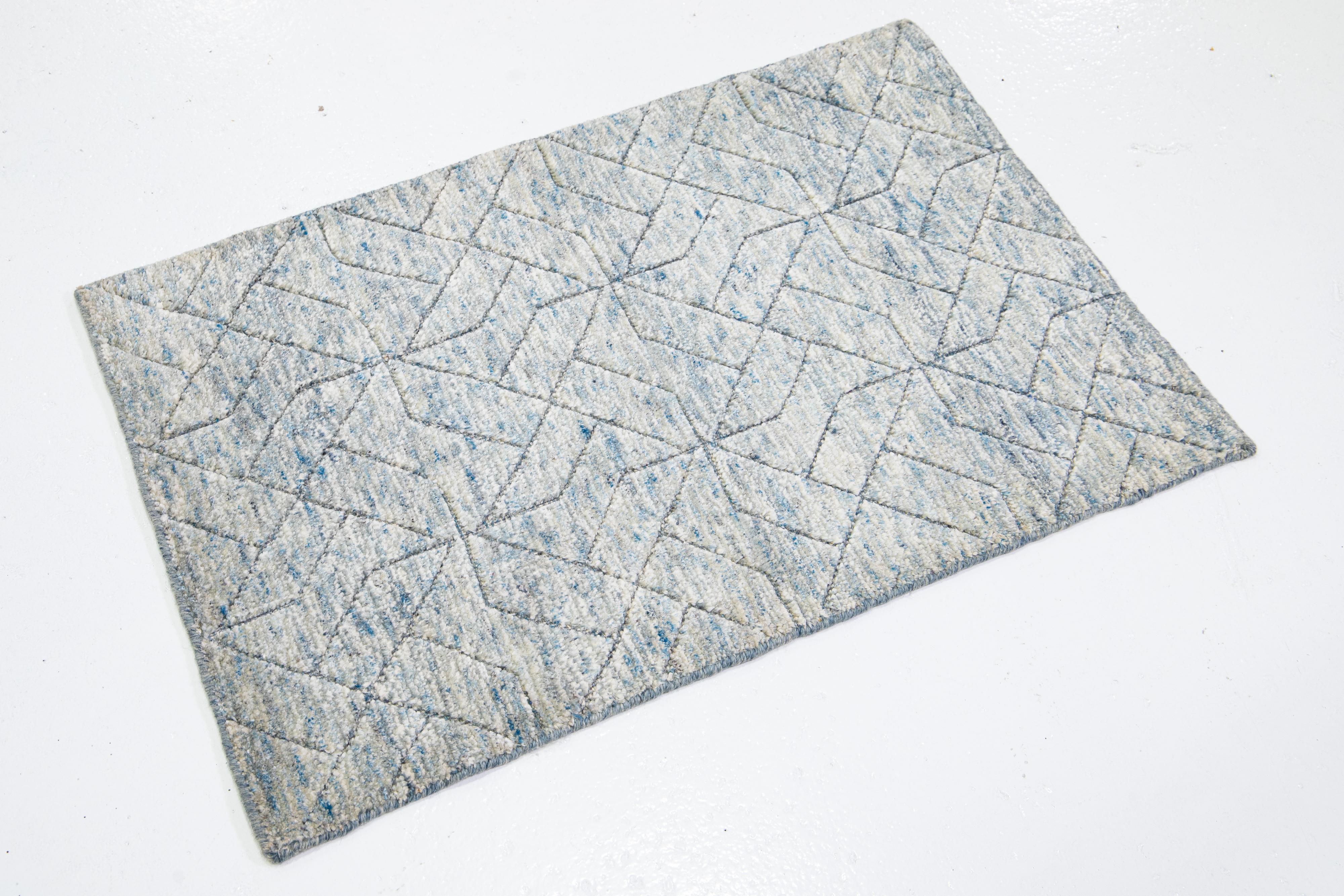 Dieser handgefertigte Wollteppich, der in verschiedenen Farben erhältlich ist, gehört zu unserer Safi Collection'S. Wir verwenden handgeknüpfte Techniken für höchste Qualität und Langlebigkeit. 
Die geschätzte Vorlaufzeit für den Zoll beträgt 15-20