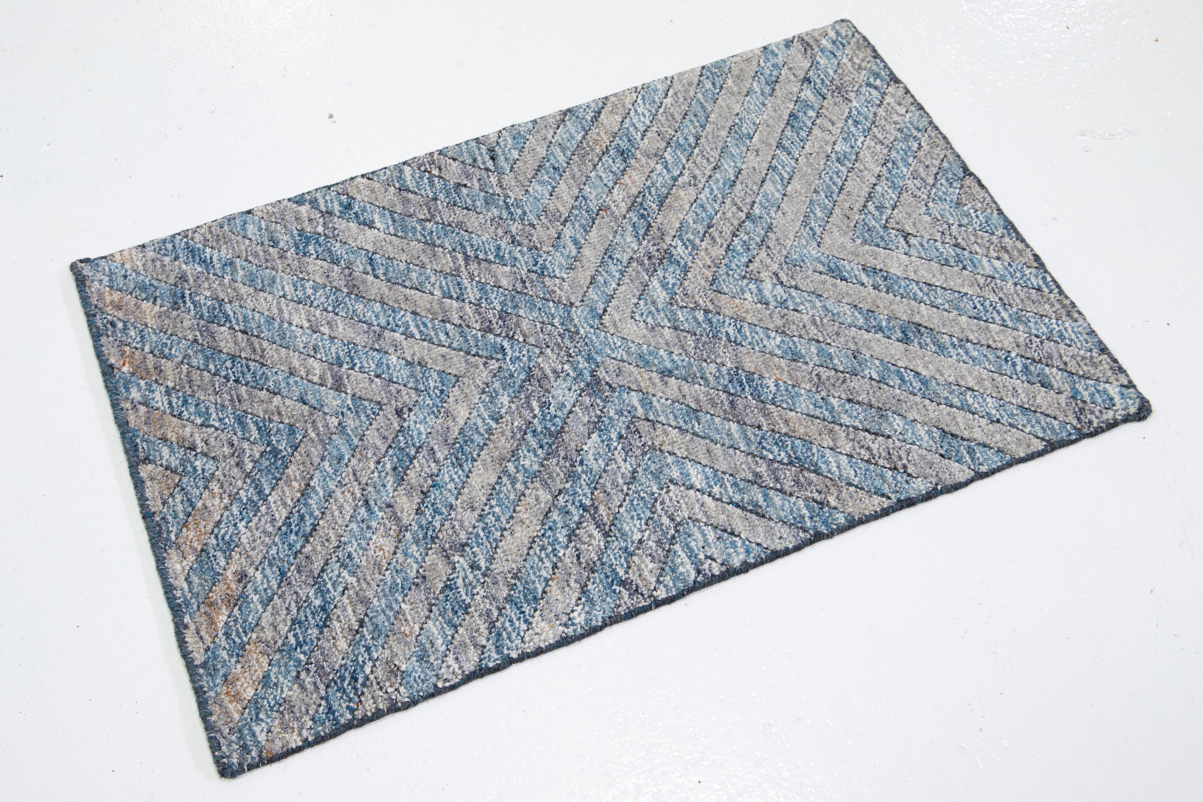 Dieser handgefertigte Wollteppich, der in verschiedenen Farben erhältlich ist, gehört zu unserer Safi Collection'S. Wir verwenden handgeknüpfte Techniken für höchste Qualität und Langlebigkeit. 
Die geschätzte Vorlaufzeit für den Zoll beträgt 15-20