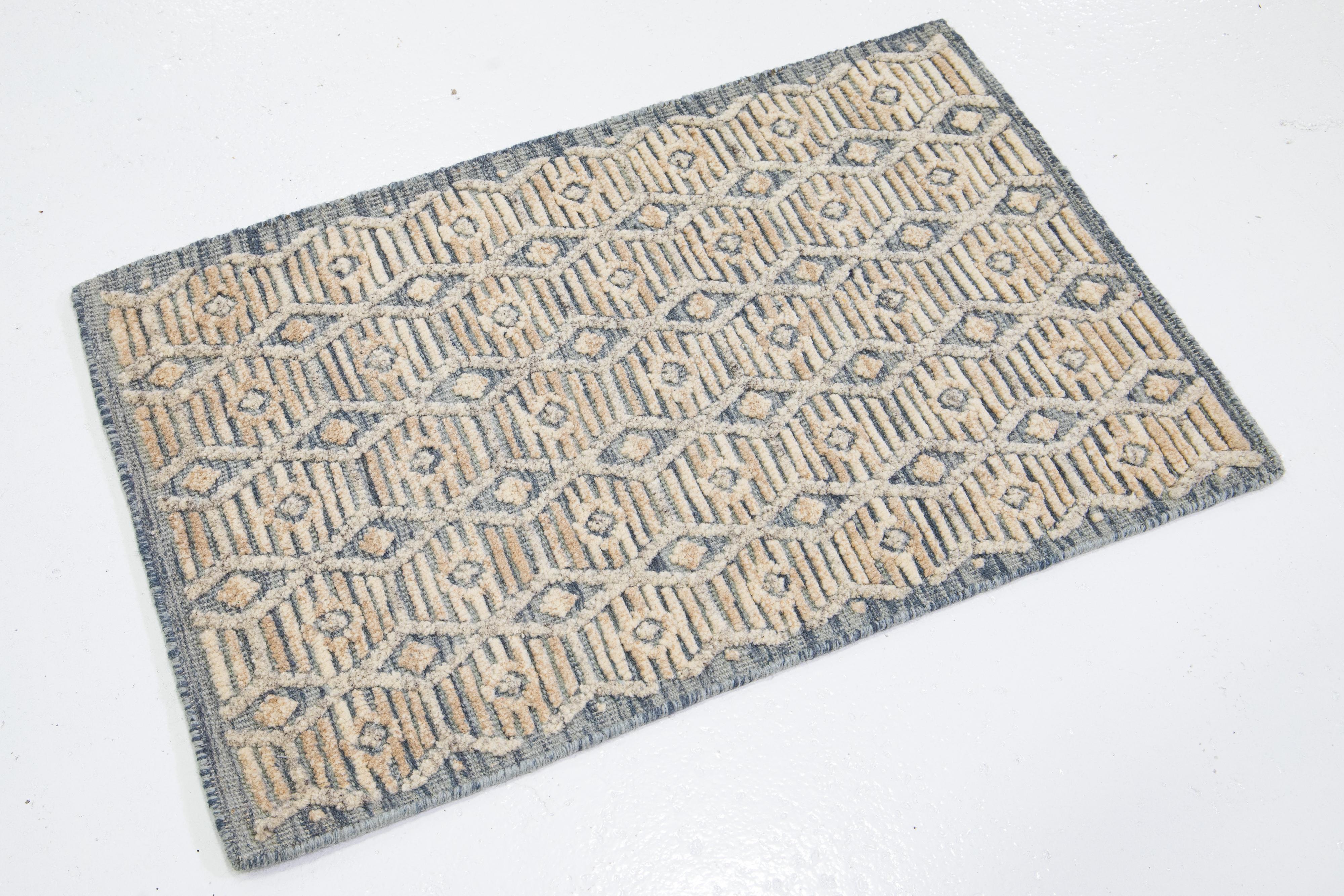 Dieser handgefertigte Wollteppich, der in verschiedenen Farben erhältlich ist, gehört zu unserer Safi Collection'S. Wir verwenden handgeknüpfte Techniken für höchste Qualität und Langlebigkeit. 
Die geschätzte Vorlaufzeit für den Zoll beträgt 15-20
