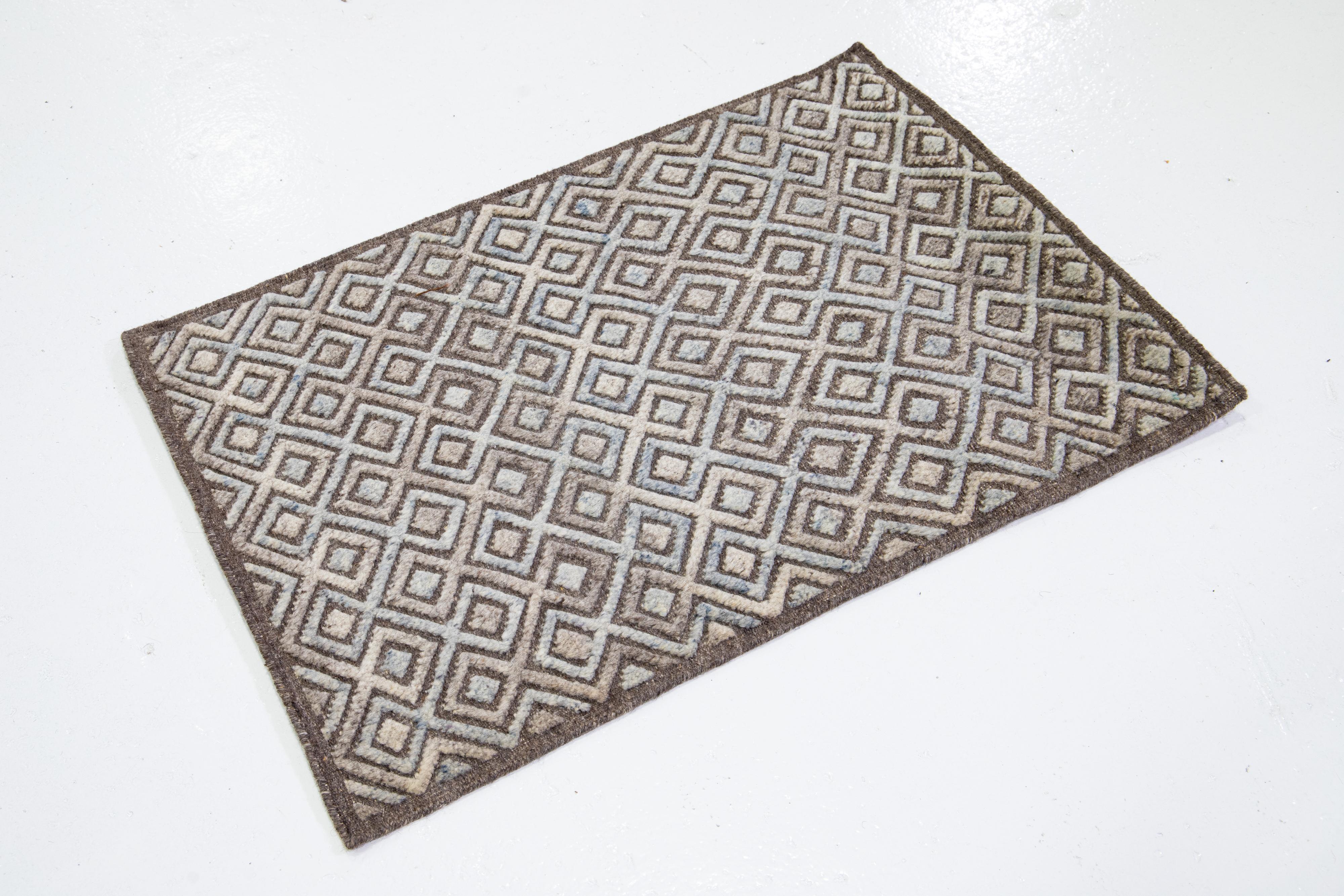 Dieser handgefertigte Wollteppich, der in verschiedenen Farben erhältlich ist, gehört zu unserer Safi Collection'S. Wir verwenden handgeknüpfte Techniken für höchste Qualität und Langlebigkeit. 
Die geschätzte Vorlaufzeit für den Zoll beträgt 15-20
