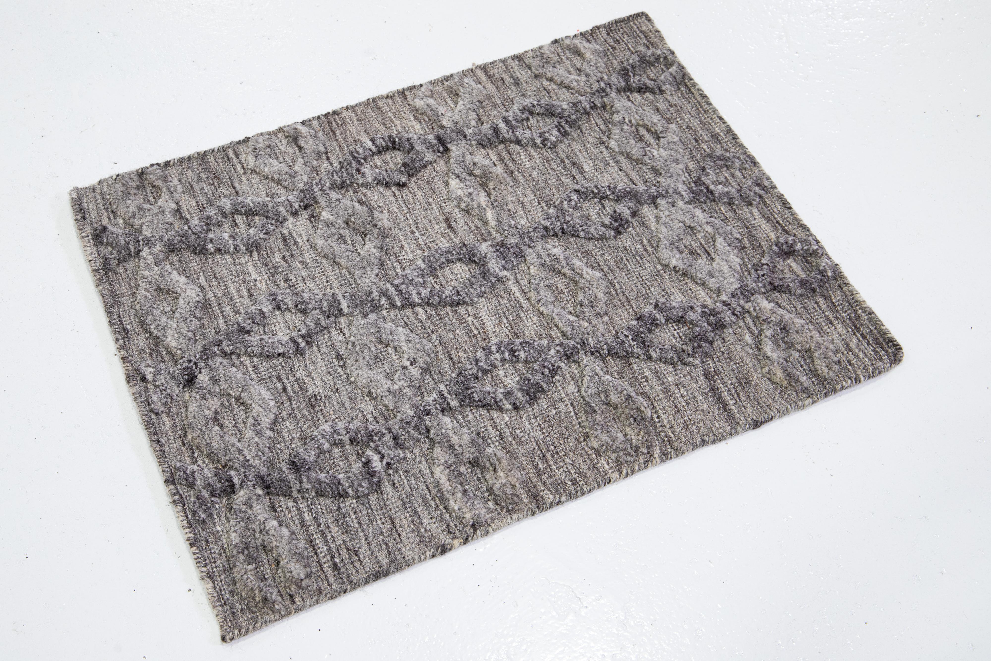 Esta alfombra de lana hecha a mano a medida, disponible en varios colores, forma parte de nuestra Colección Safi. Utilizamos técnicas de anudado a mano para una calidad y longevidad superiores. 
El plazo estimado para las aduanas es de 15-20