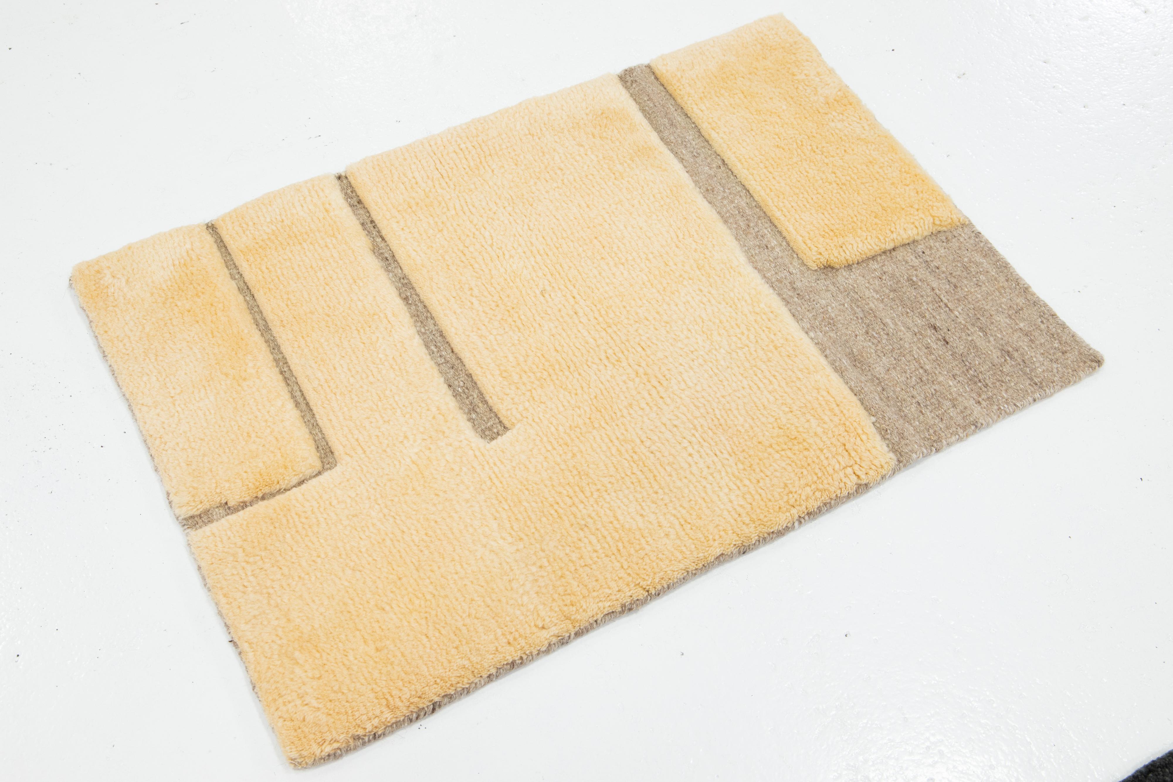 Dieser handgefertigte Wollteppich, der in verschiedenen Farben erhältlich ist, gehört zu unserer Safi Collection'S. Wir verwenden handgeknüpfte Techniken für höchste Qualität und Langlebigkeit. 
Die geschätzte Vorlaufzeit für den Zoll beträgt 15-20