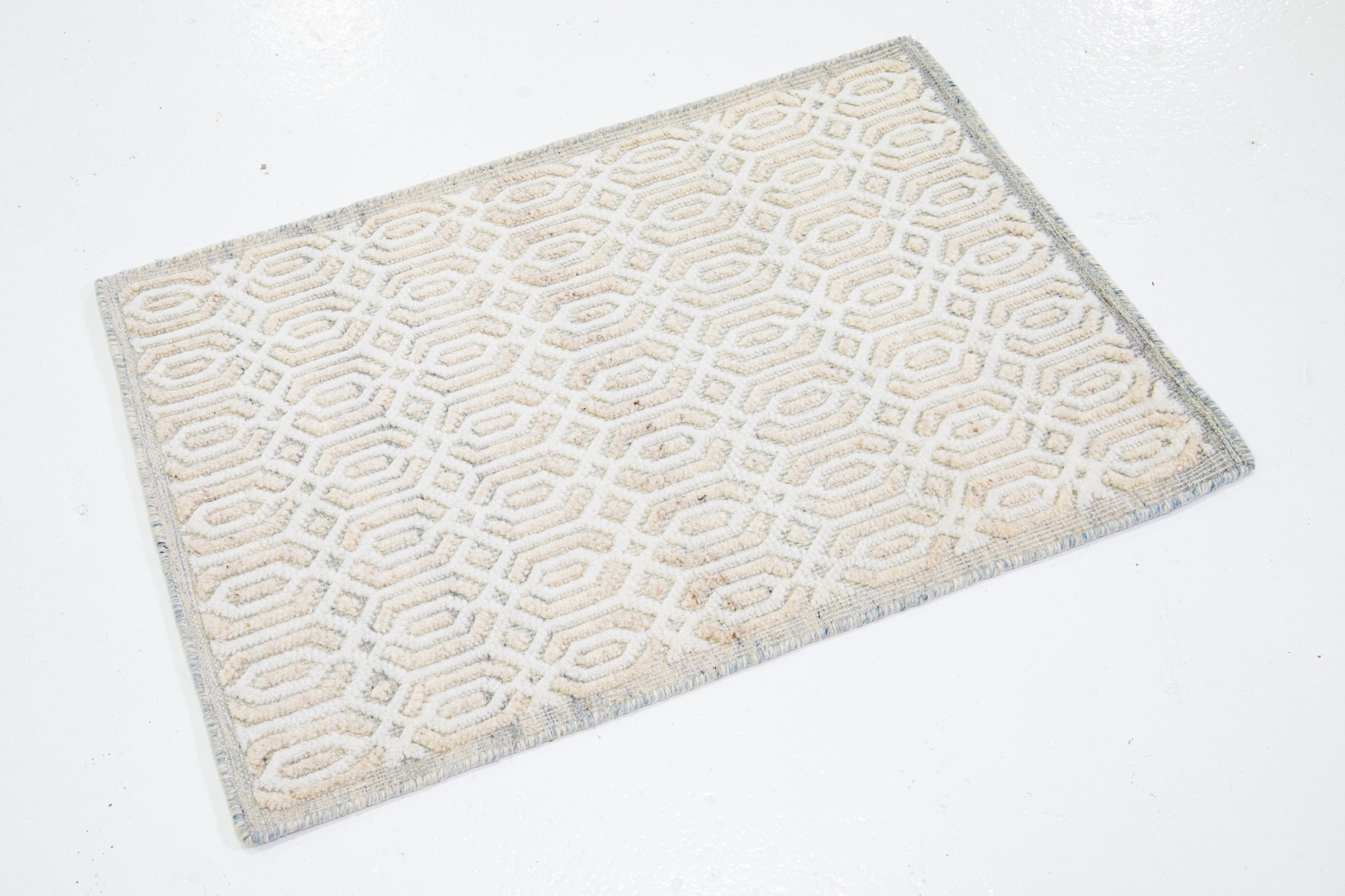 Dieser handgefertigte Wollteppich, der in verschiedenen Farben erhältlich ist, gehört zu unserer Safi Collection'S. Wir verwenden handgeknüpfte Techniken für höchste Qualität und Langlebigkeit. 
Die geschätzte Vorlaufzeit für den Zoll beträgt 15-20