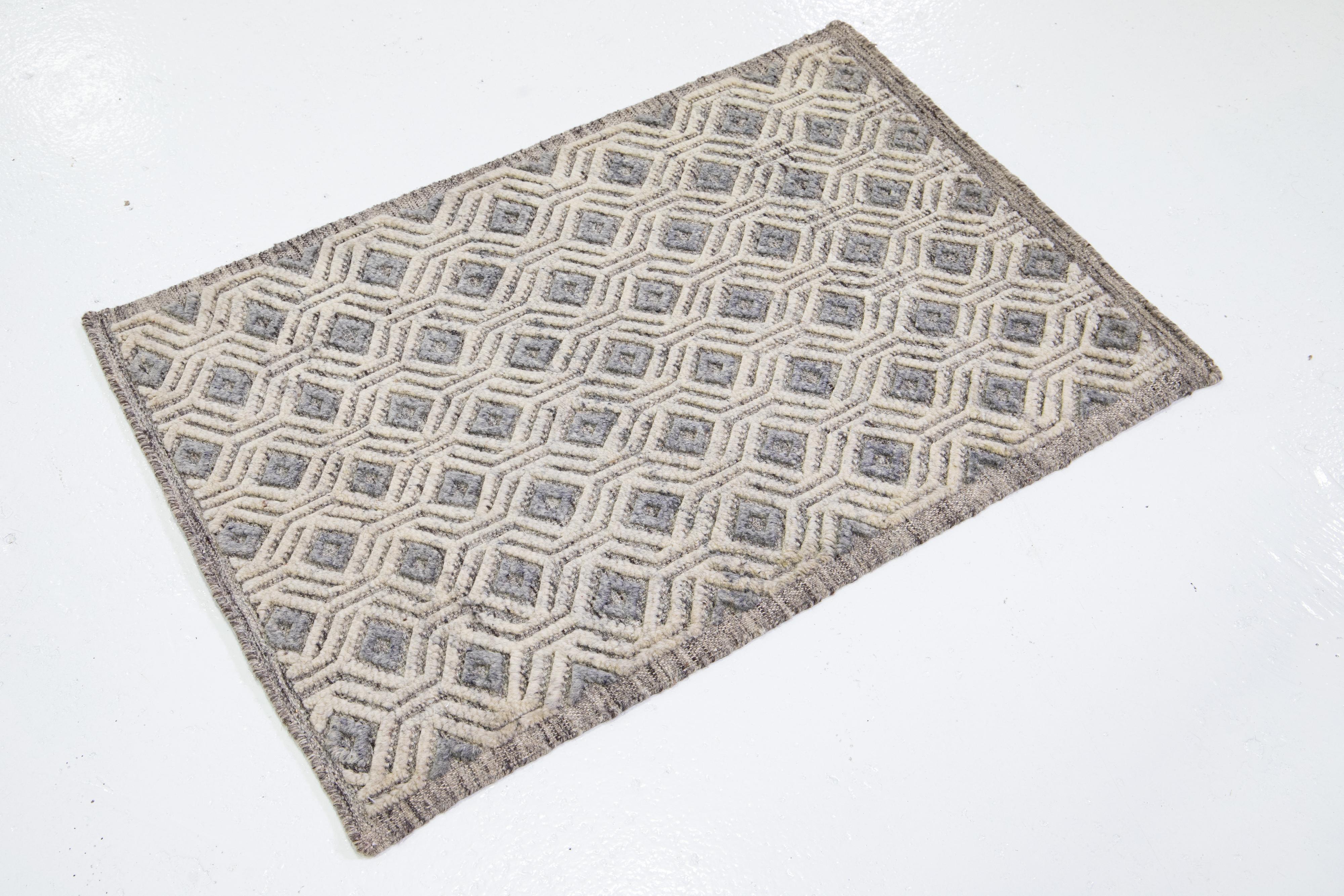 Dieser handgefertigte Wollteppich, der in verschiedenen Farben erhältlich ist, gehört zu unserer Safi Collection'S. Wir verwenden handgeknüpfte Techniken für höchste Qualität und Langlebigkeit. 
Die geschätzte Vorlaufzeit für den Zoll beträgt 15-20
