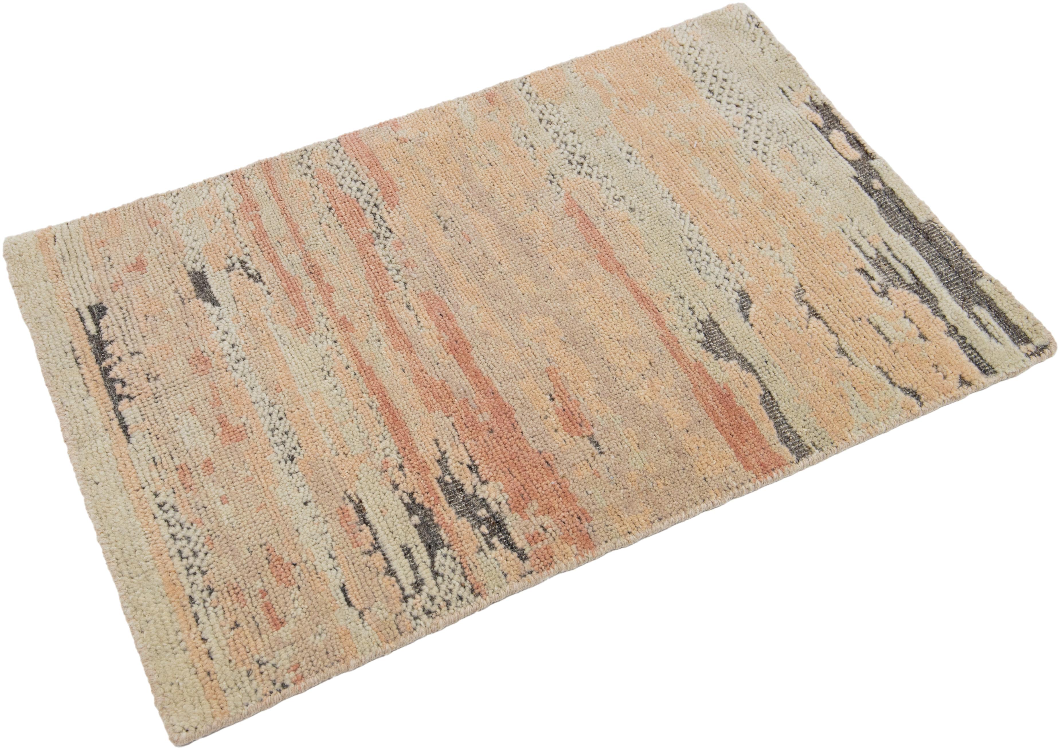 Dieser handgefertigte Wollteppich, der in verschiedenen Farben erhältlich ist, gehört zu unserer Safi Collection'S. Wir verwenden handgeknüpfte Techniken für höchste Qualität und Langlebigkeit. 
Die geschätzte Vorlaufzeit für den Zoll beträgt 15-20