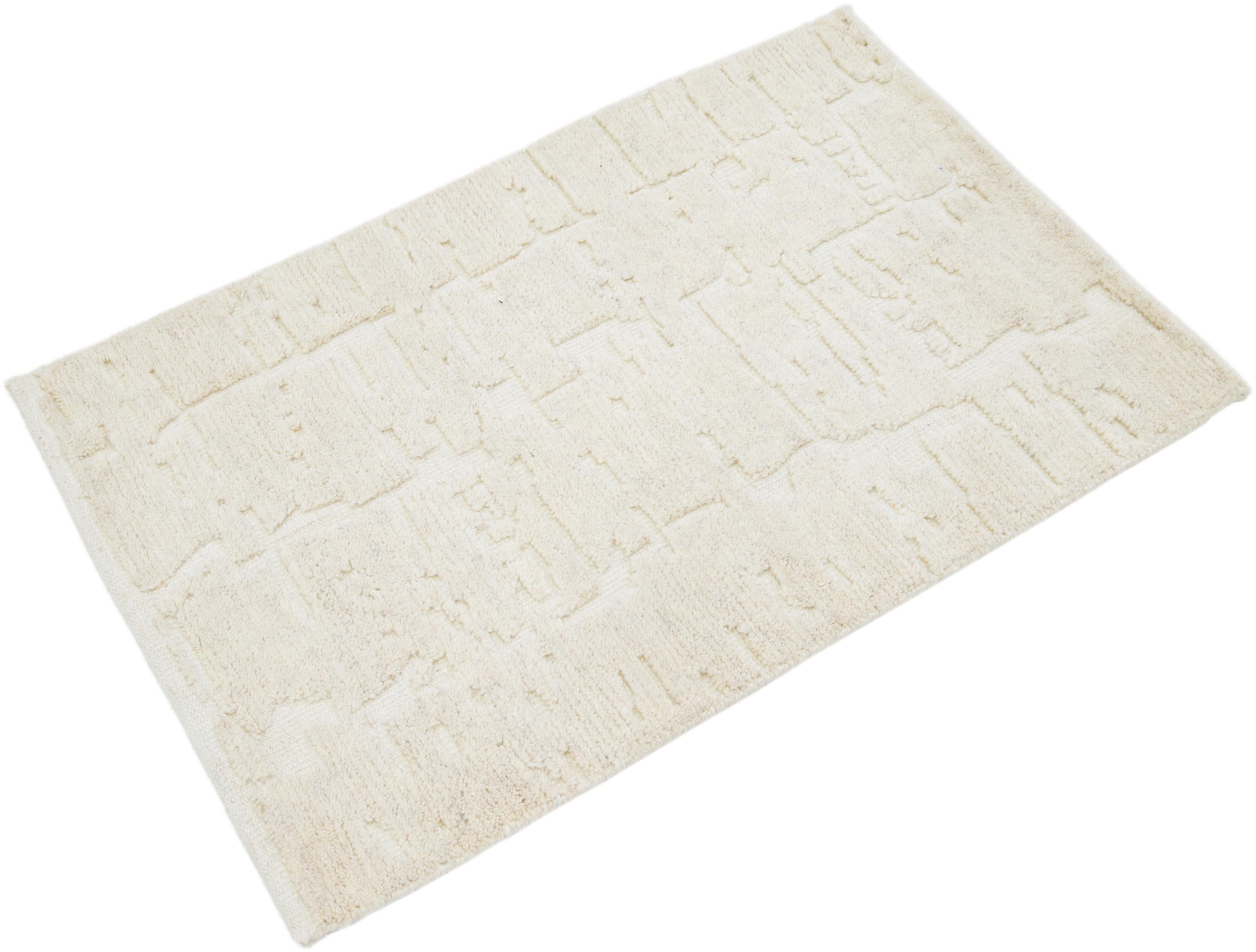 Dieser handgefertigte Wollteppich, der in verschiedenen Farben erhältlich ist, gehört zu unserer Safi Collection'S. Wir verwenden handgeknüpfte Techniken für höchste Qualität und Langlebigkeit. 
Die geschätzte Vorlaufzeit für den Zoll beträgt 15-20