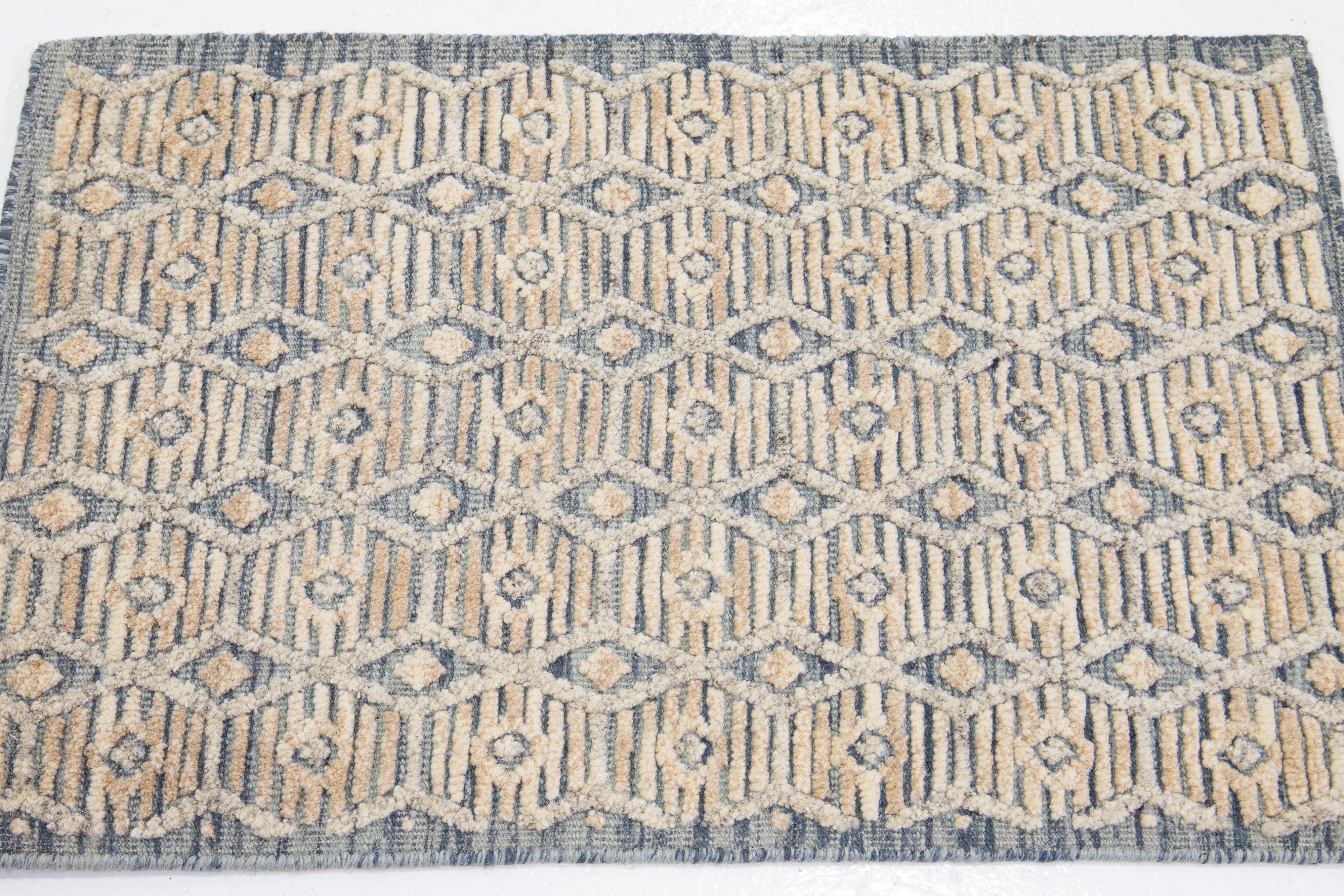 Apadana's Moderner marokkanischer handgefertigter Wollteppich (Indisch) im Angebot