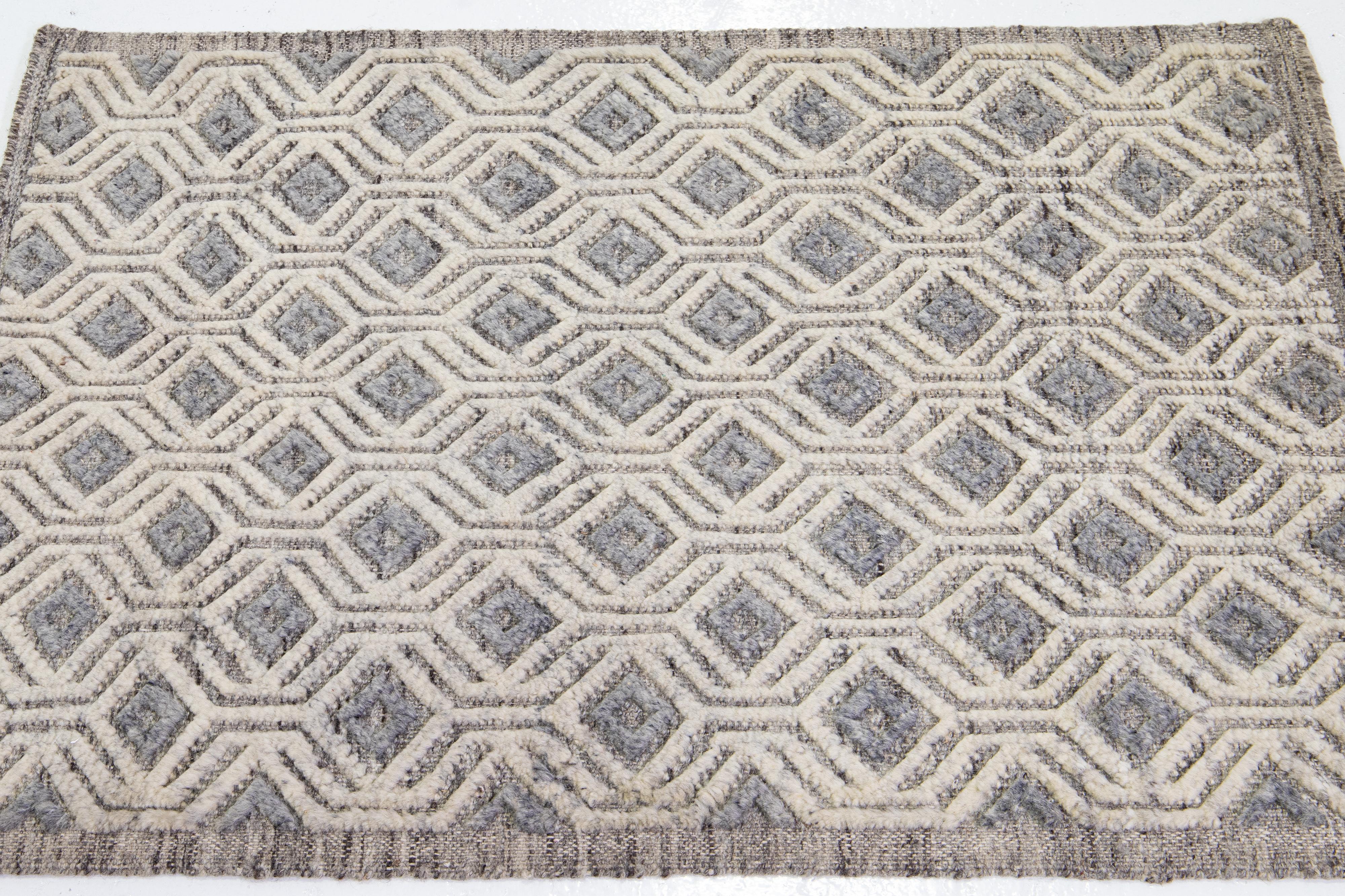 Apadana's Moderner marokkanischer handgefertigter Wollteppich (Indisch) im Angebot