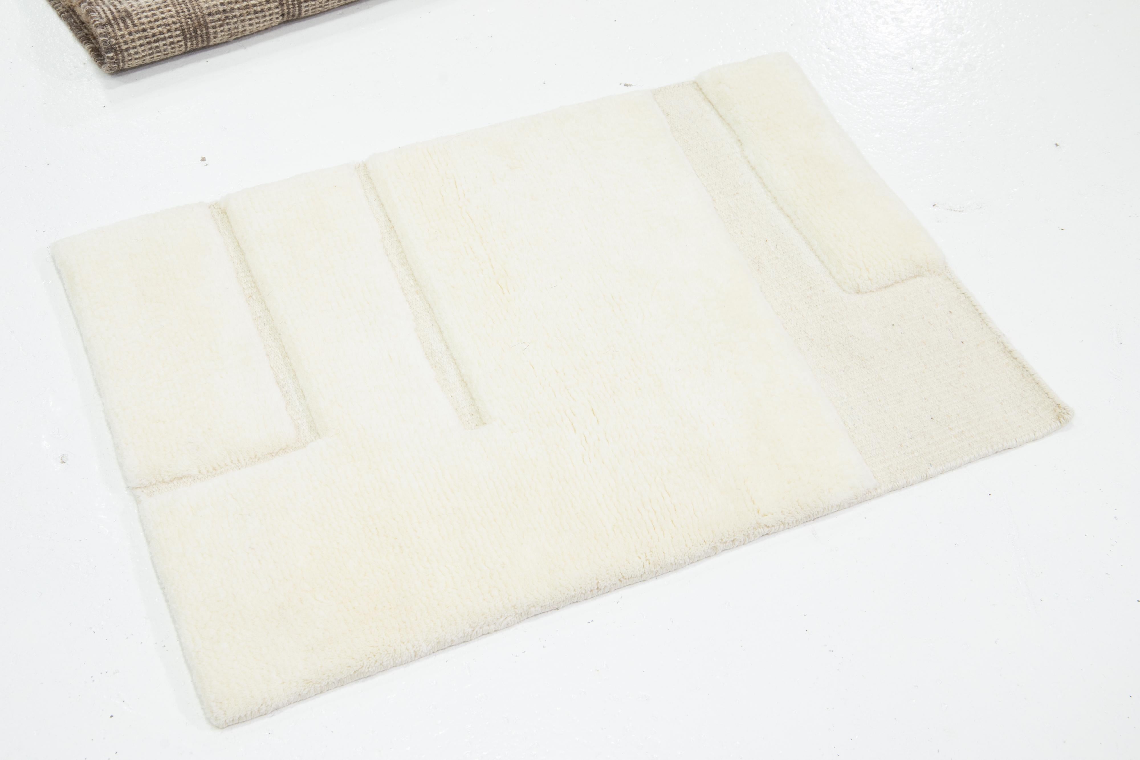 Dieser handgefertigte Wollteppich, der in verschiedenen Farben erhältlich ist, gehört zu unserer Safi Collection'S. Wir verwenden handgeknüpfte Techniken für höchste Qualität und Langlebigkeit. 
Die geschätzte Vorlaufzeit für den Zoll beträgt 15-20