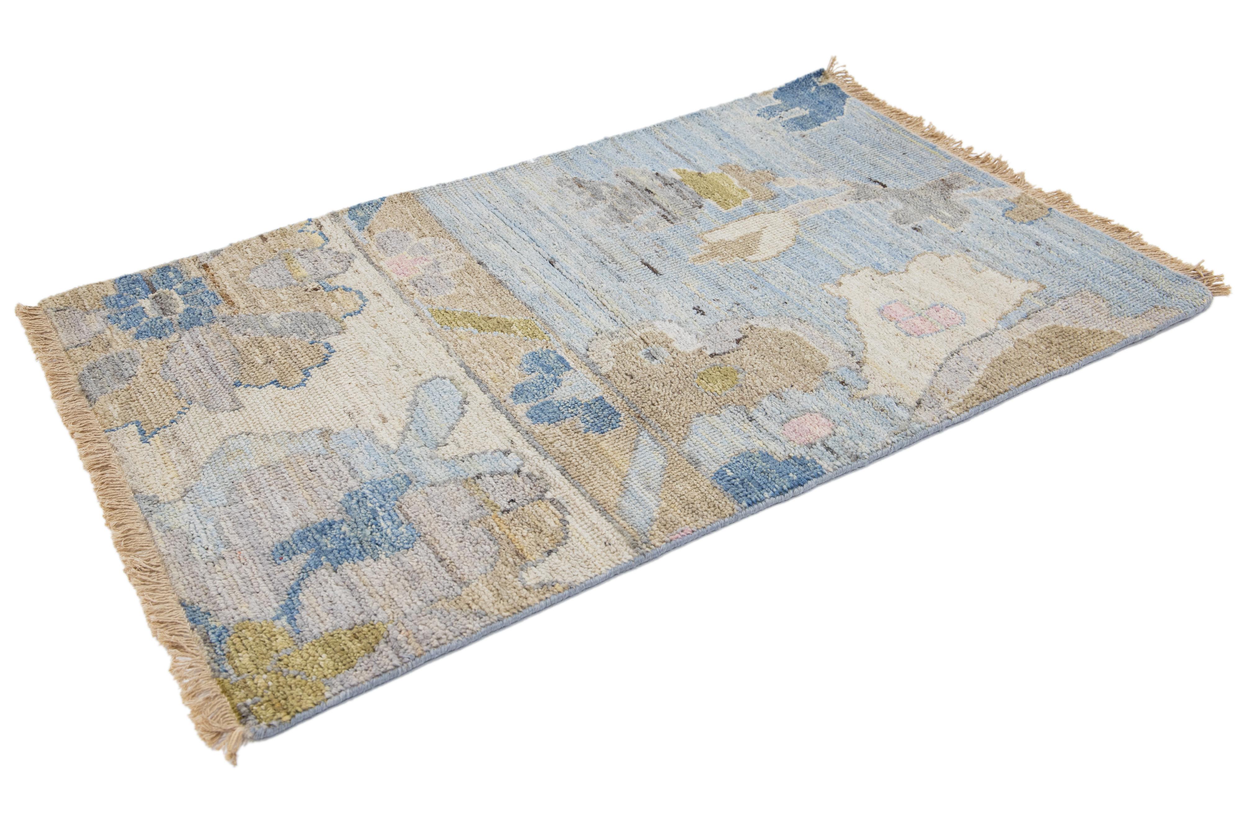 Annodato a mano Tappeto di lana personalizzato in stile Oushak moderno di Apadana, realizzato a mano in blu in vendita