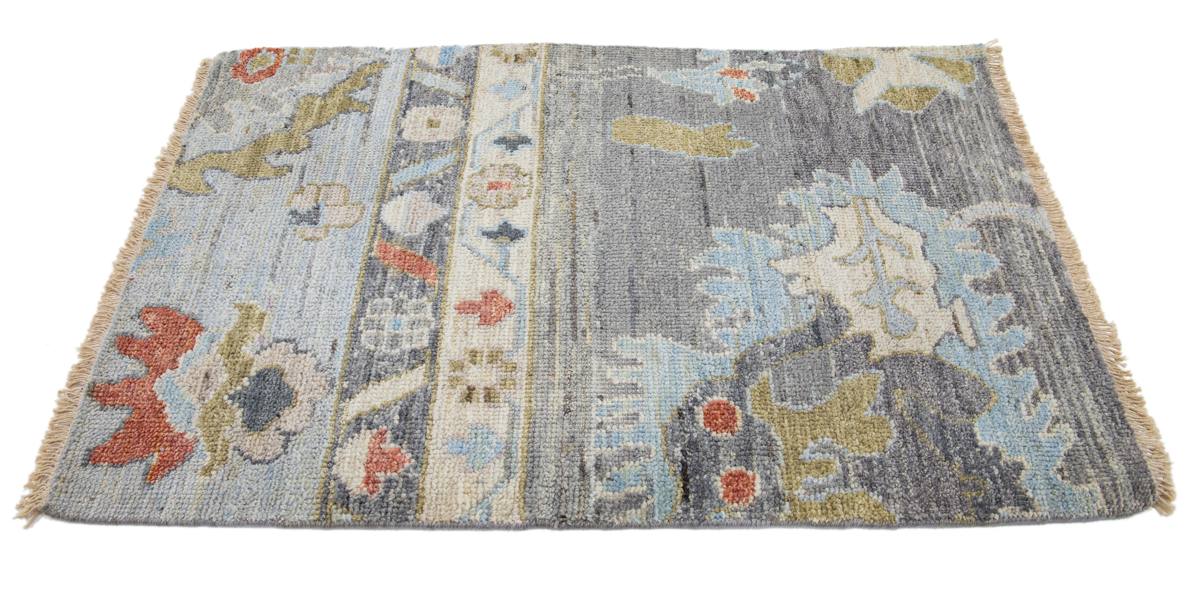 Tapis en laine sur mesure de la Collection S S d'Apadana. Dimensions et couleurs personnalisées sur demande. 

Matière : 100% laine 
Techniques : Noué à la main
Style : Oushak moderne 
Délai de livraison : Approx. 15-16 semaines disponible 
Couleurs