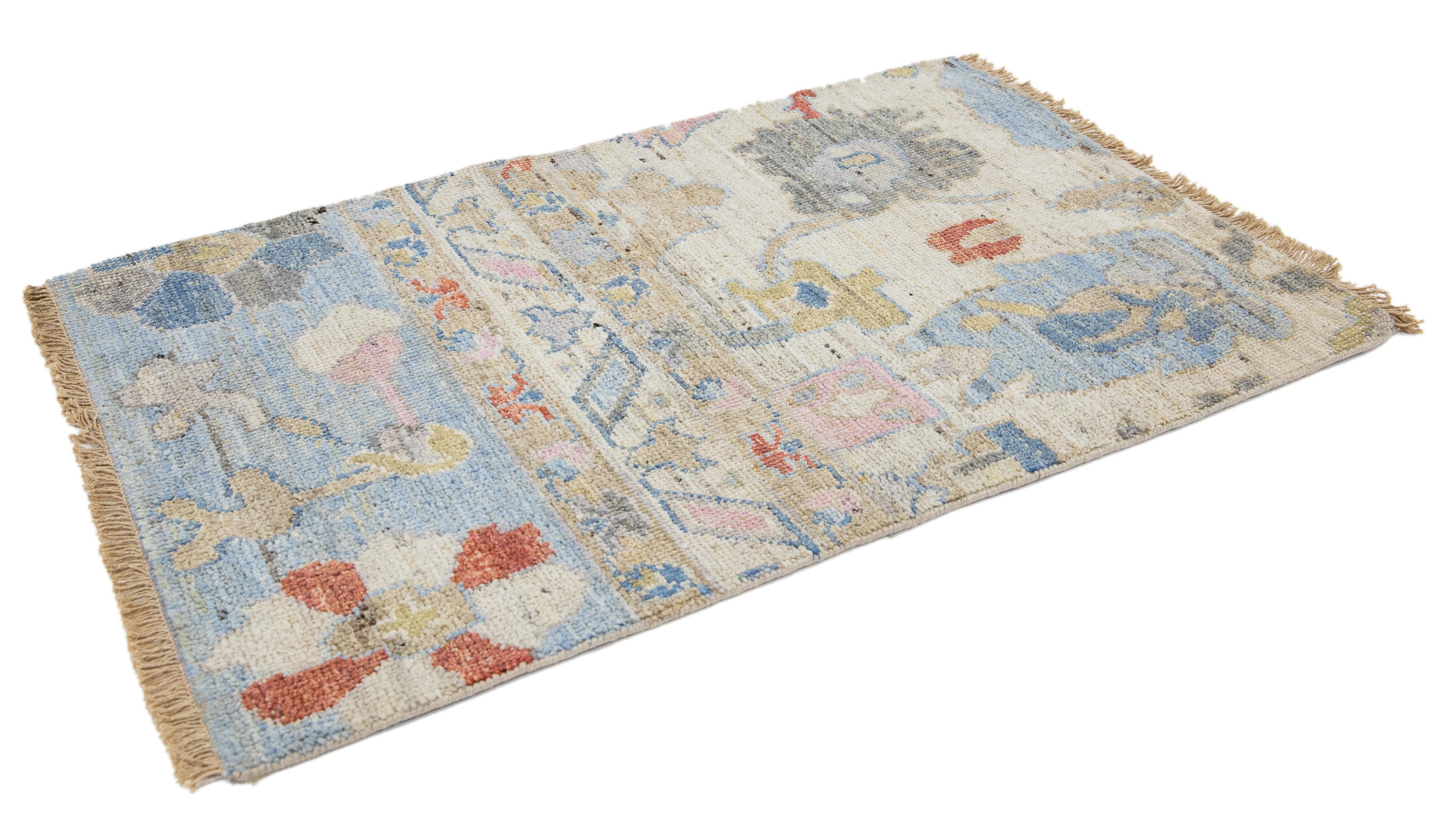 Apadana's Moderner handgefertigter Wollteppich im Oushak-Stil in Beige, maßgefertigt (Handgeknüpft) im Angebot
