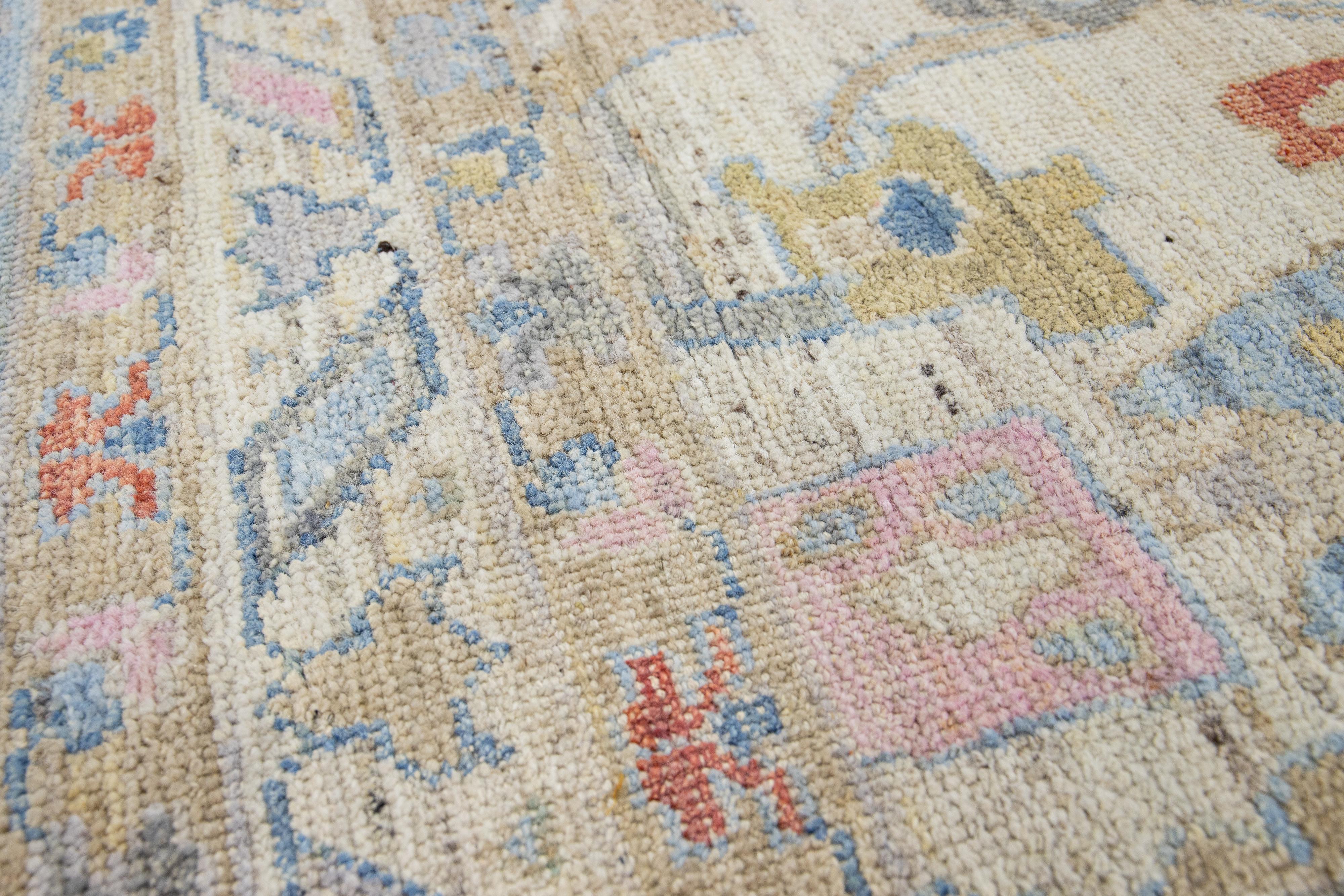 Apadana's Moderner handgefertigter Wollteppich im Oushak-Stil in Beige, maßgefertigt im Zustand „Neu“ im Angebot in Norwalk, CT
