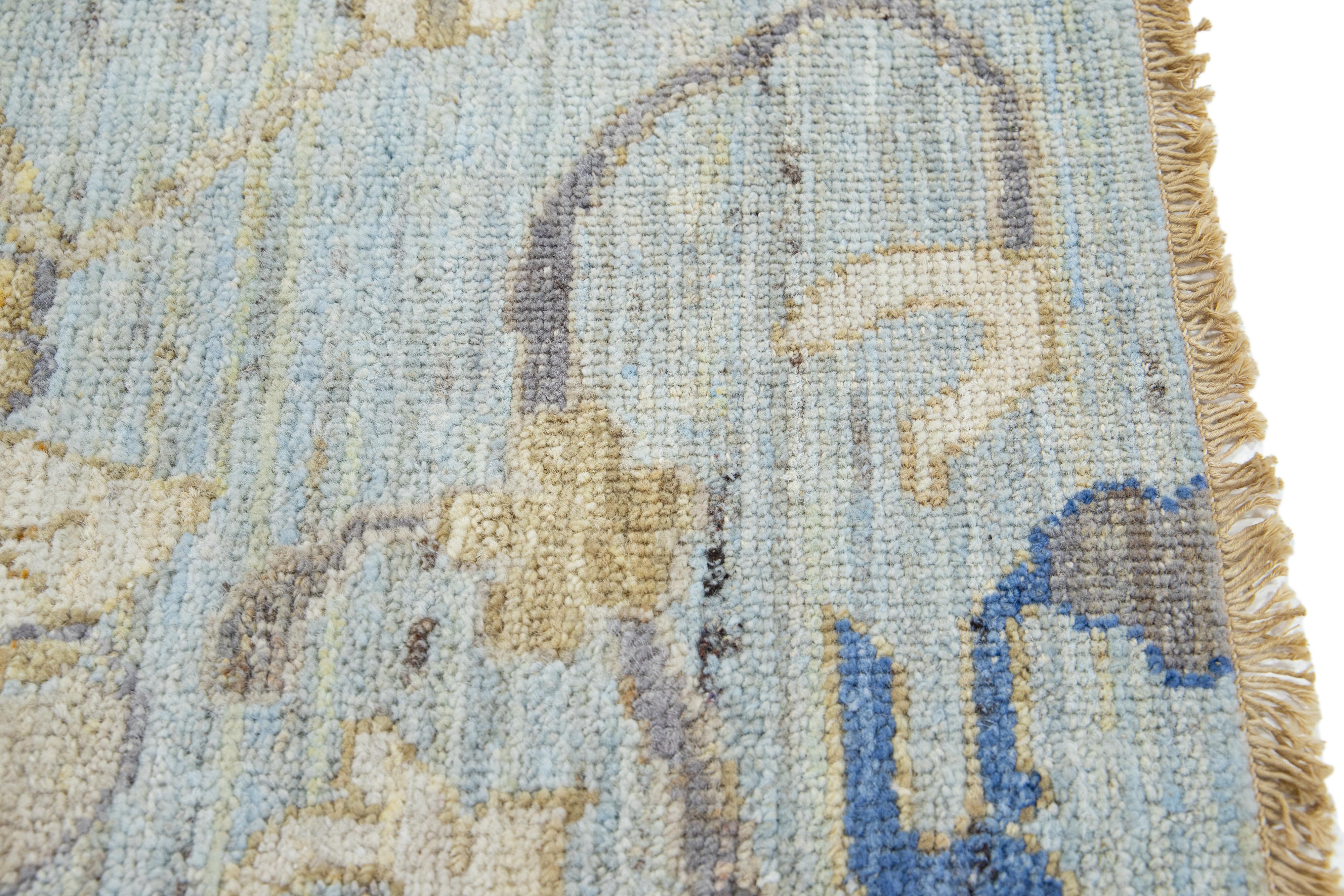 Apadana's Moderner handgefertigter Teppich aus blauer Wolle im Oushak-Stil (Indisch) im Angebot