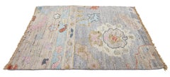 Tappeto di lana personalizzato grigio-beige fatto a mano in stile Oushak moderno di Apadana