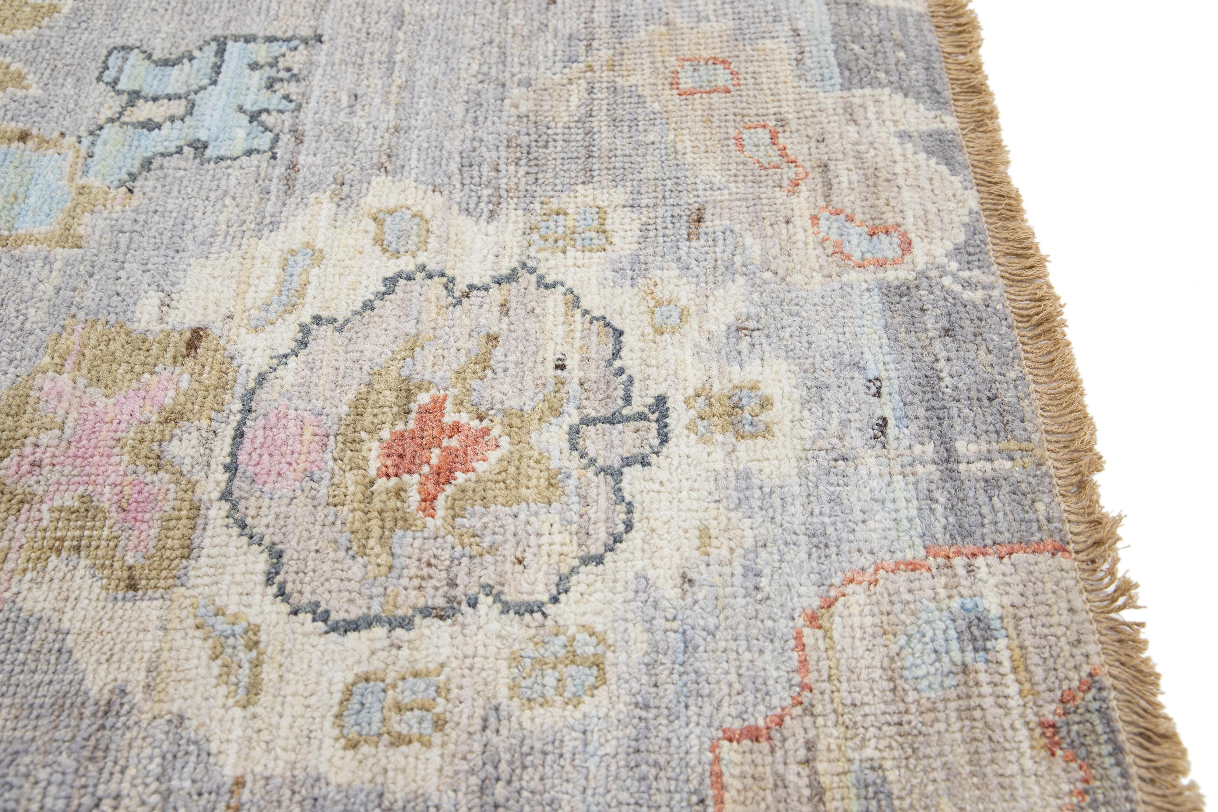 Apadana's Moderner handgefertigter Wollteppich im Oushak-Stil in Grau-Beige, maßgefertigt (Indisch) im Angebot
