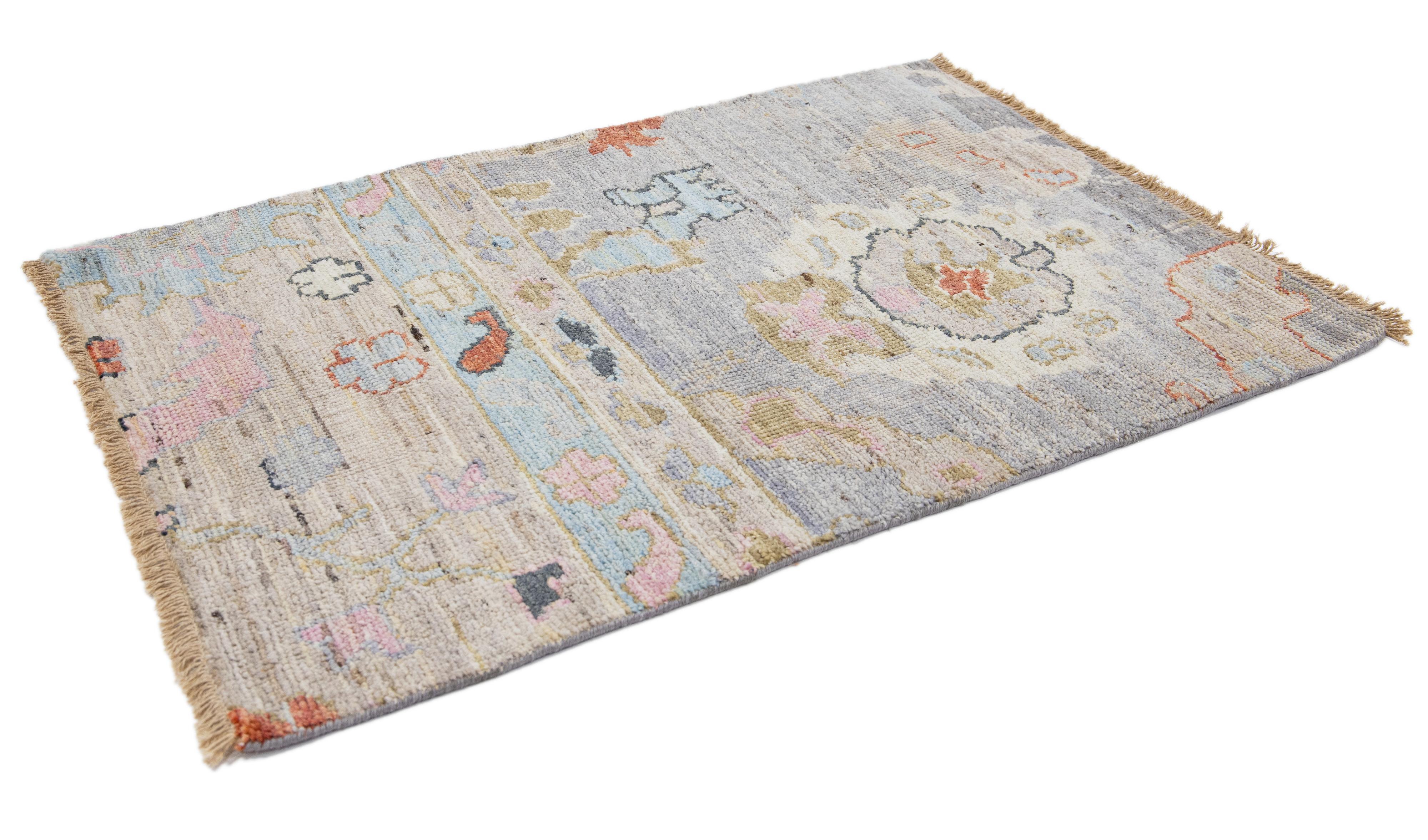 Apadana's Moderner handgefertigter Wollteppich im Oushak-Stil in Grau-Beige, maßgefertigt (Handgeknüpft) im Angebot