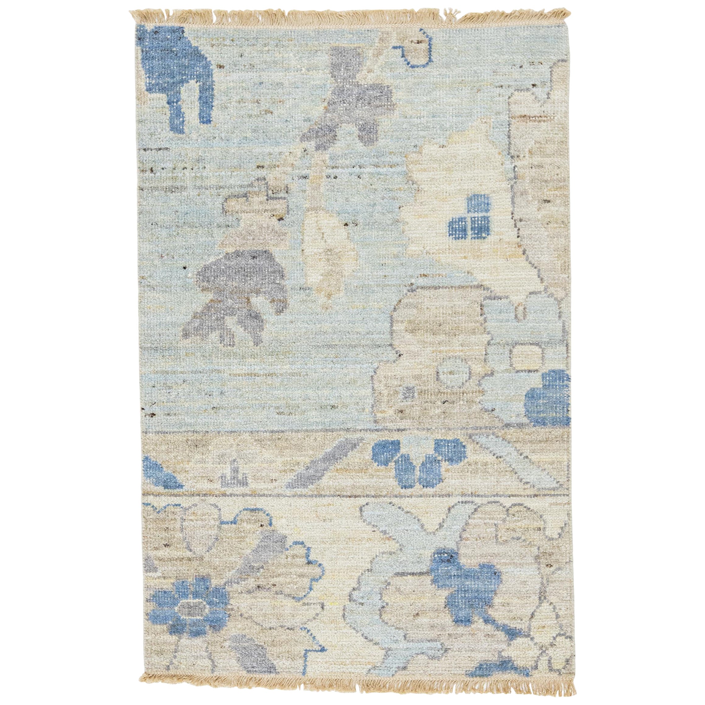 Tappeto di lana personalizzato blu chiaro fatto a mano in stile Oushak moderno di Apadana