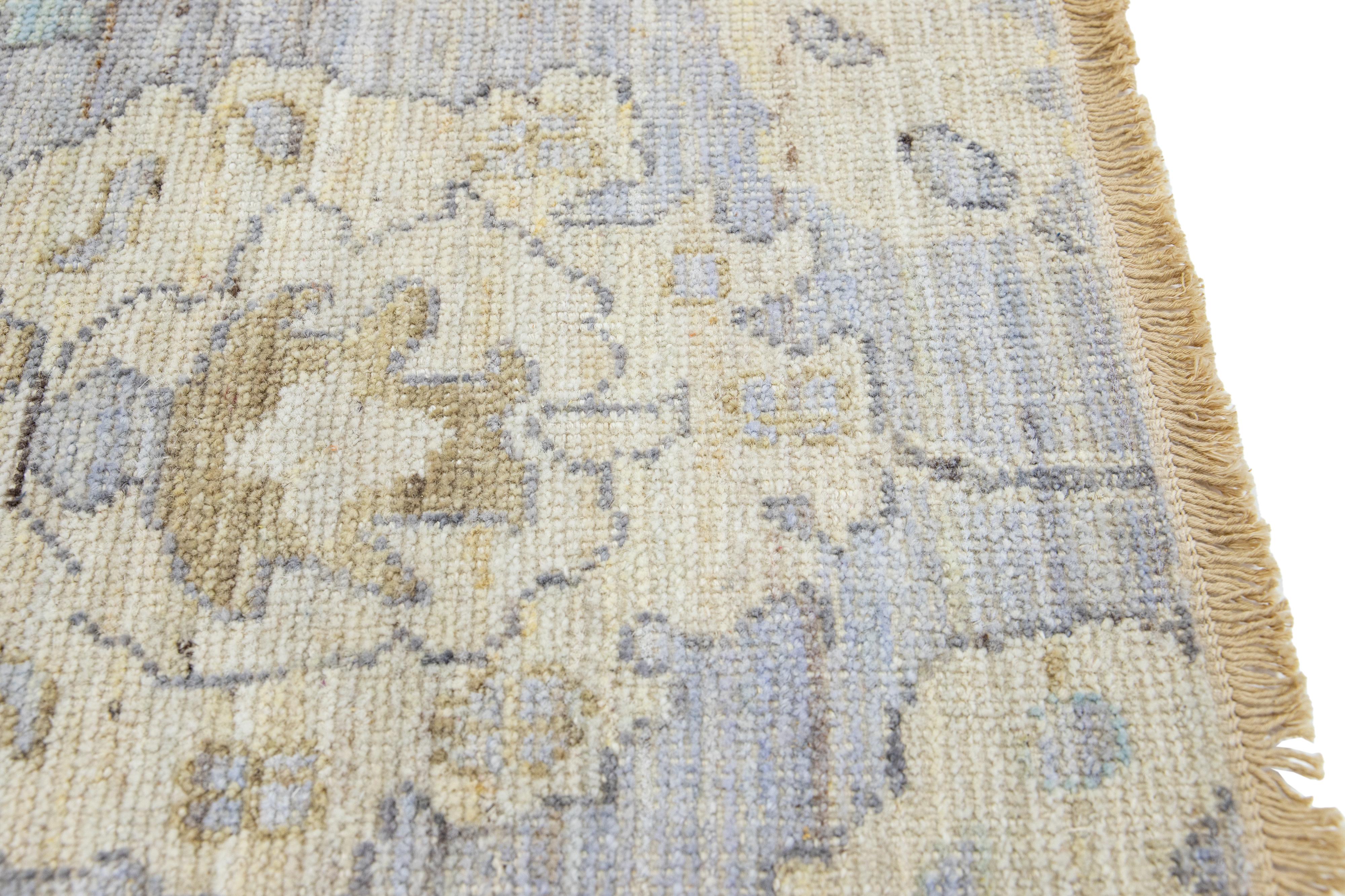 Indiano Tappeto personalizzato in lana grigio chiaro fatto a mano in stile Oushak moderno di Apadana in vendita