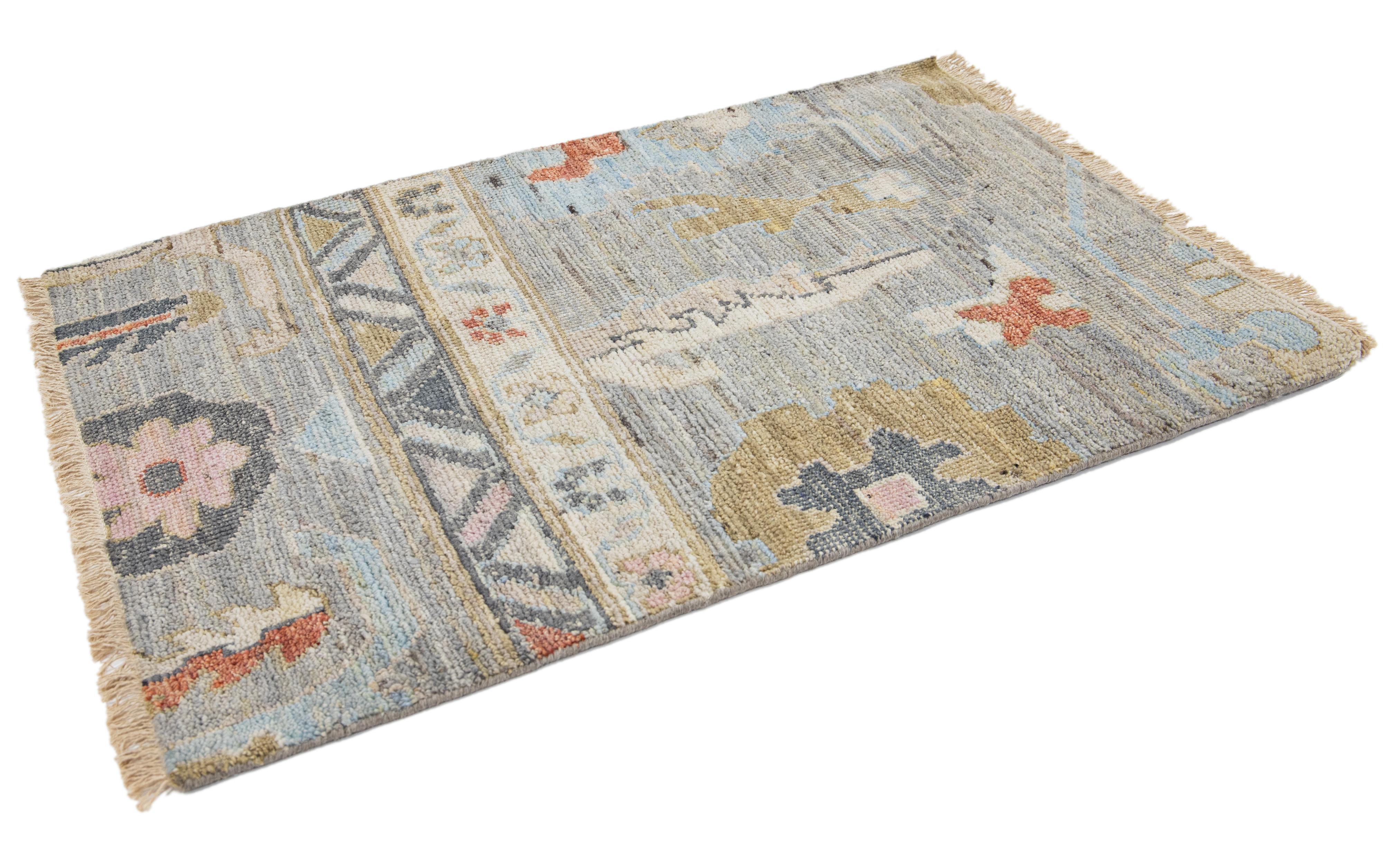 Annodato a mano Tappeto di lana personalizzato fatto a mano multicolore in stile Oushak moderno di Apadana in vendita