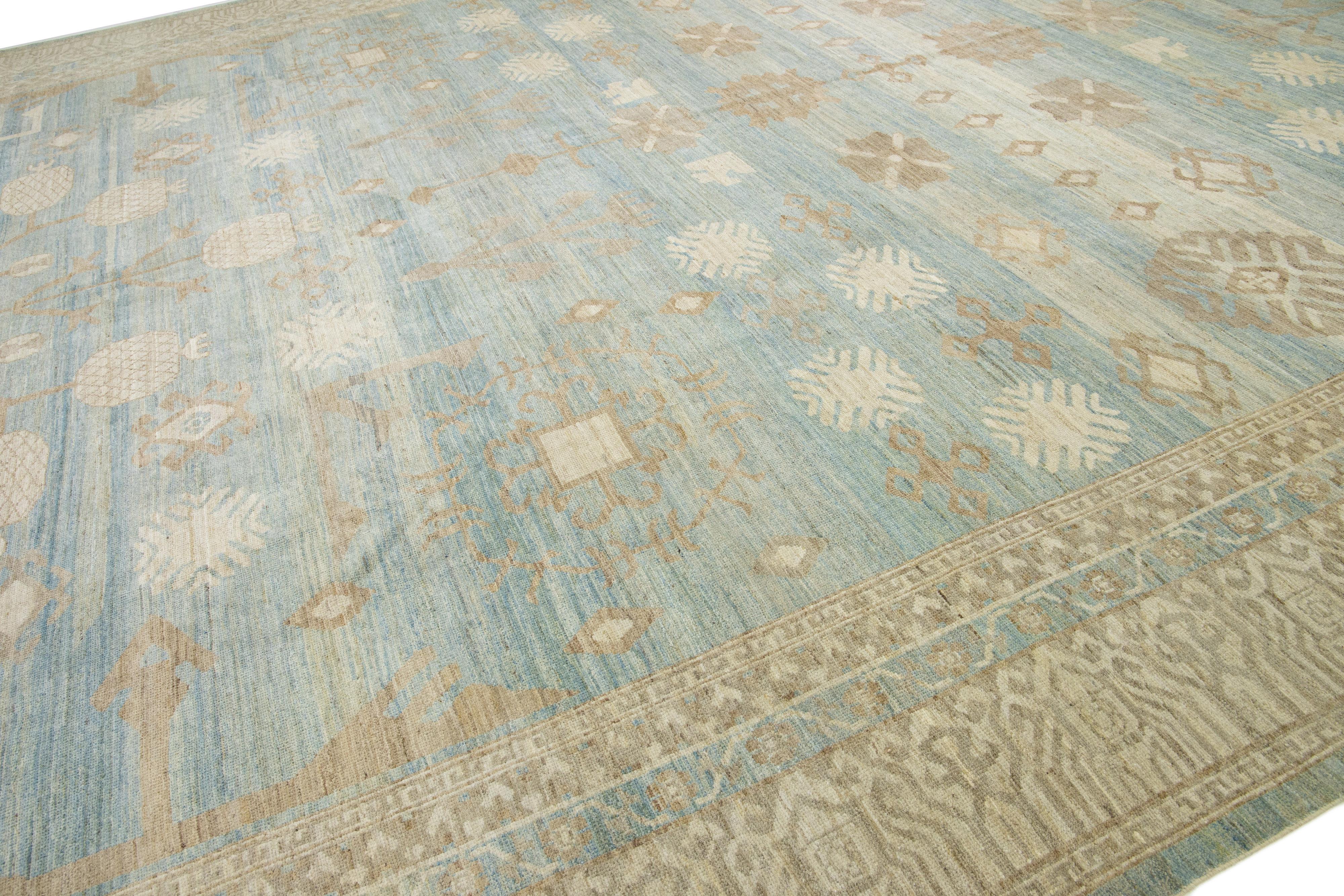 Tappeto moderno e sovradimensionato in lana blu in stile Khotan di Apadana con disegno geometrico in vendita 3