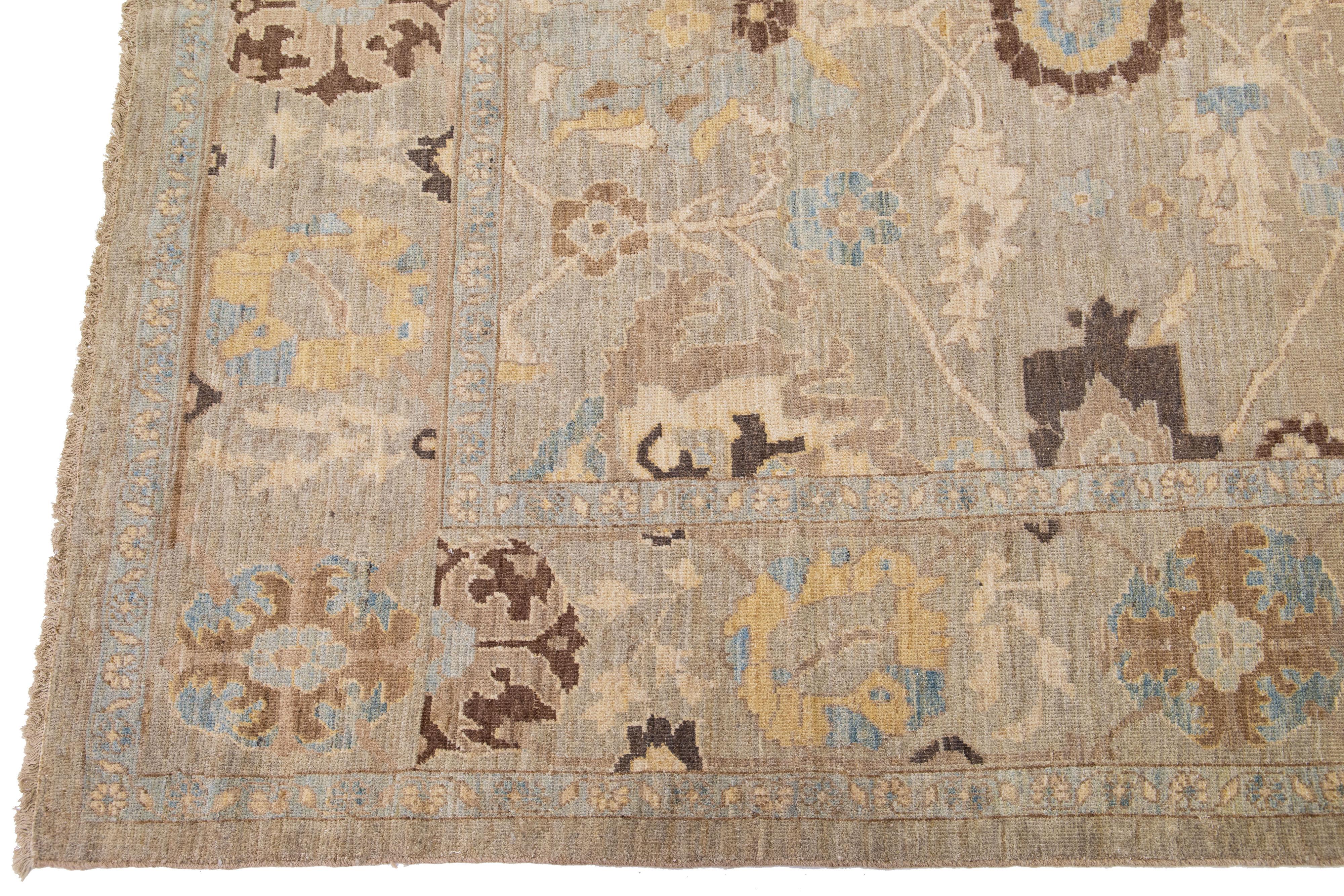 Perse Tapis moderne persan Sultanabad en laine fabriqué à la main par Apadana. en vente