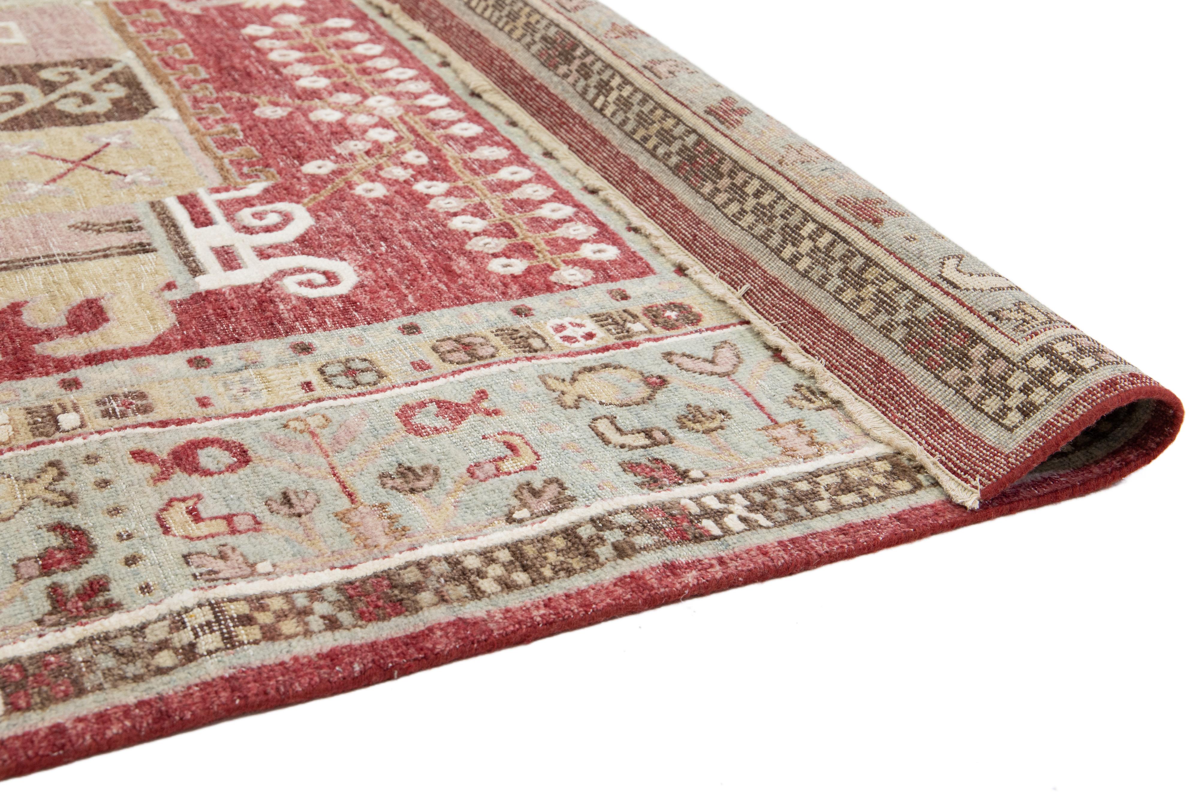 Apadana's Moderner handgefertigter indischer Wollteppich im Samarkand-Stil in Rot (21. Jahrhundert und zeitgenössisch) im Angebot