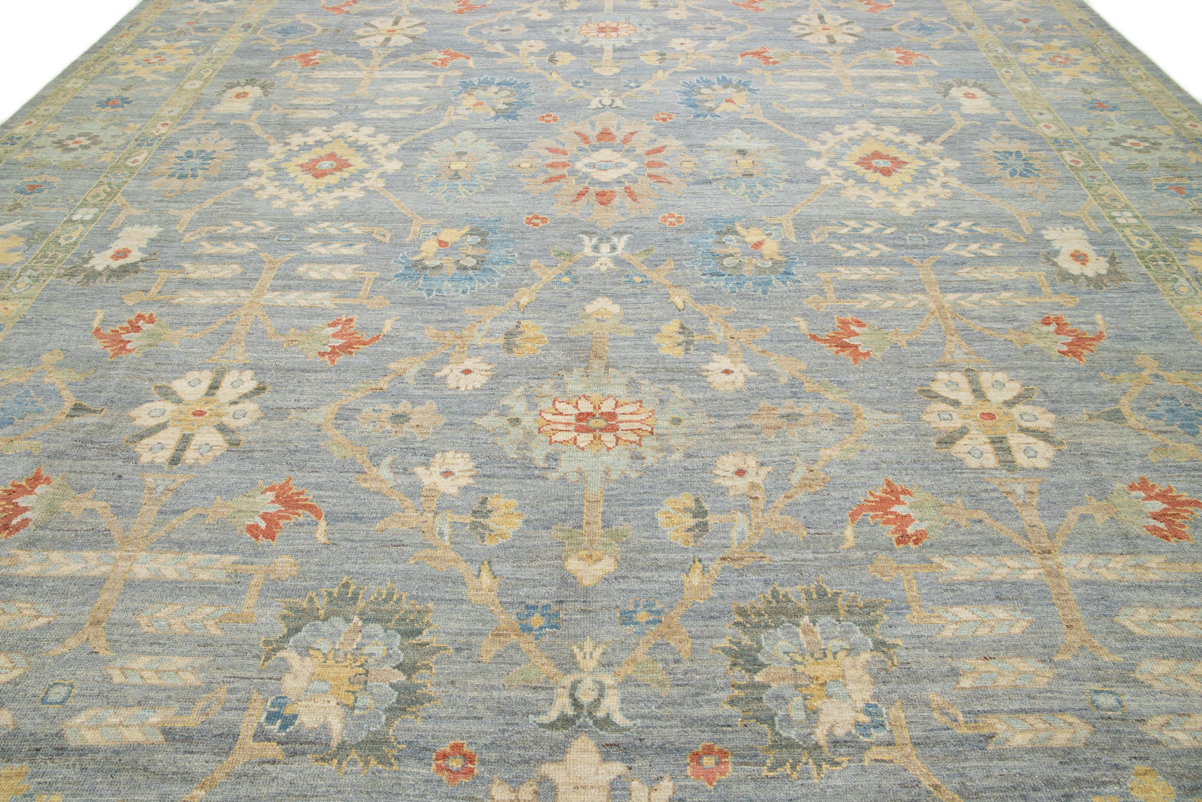 Apadana's Moderner Sultanabad-Teppich aus geblümter Wolle, handgefertigt in Grau und Blau (Pakistanisch) im Angebot