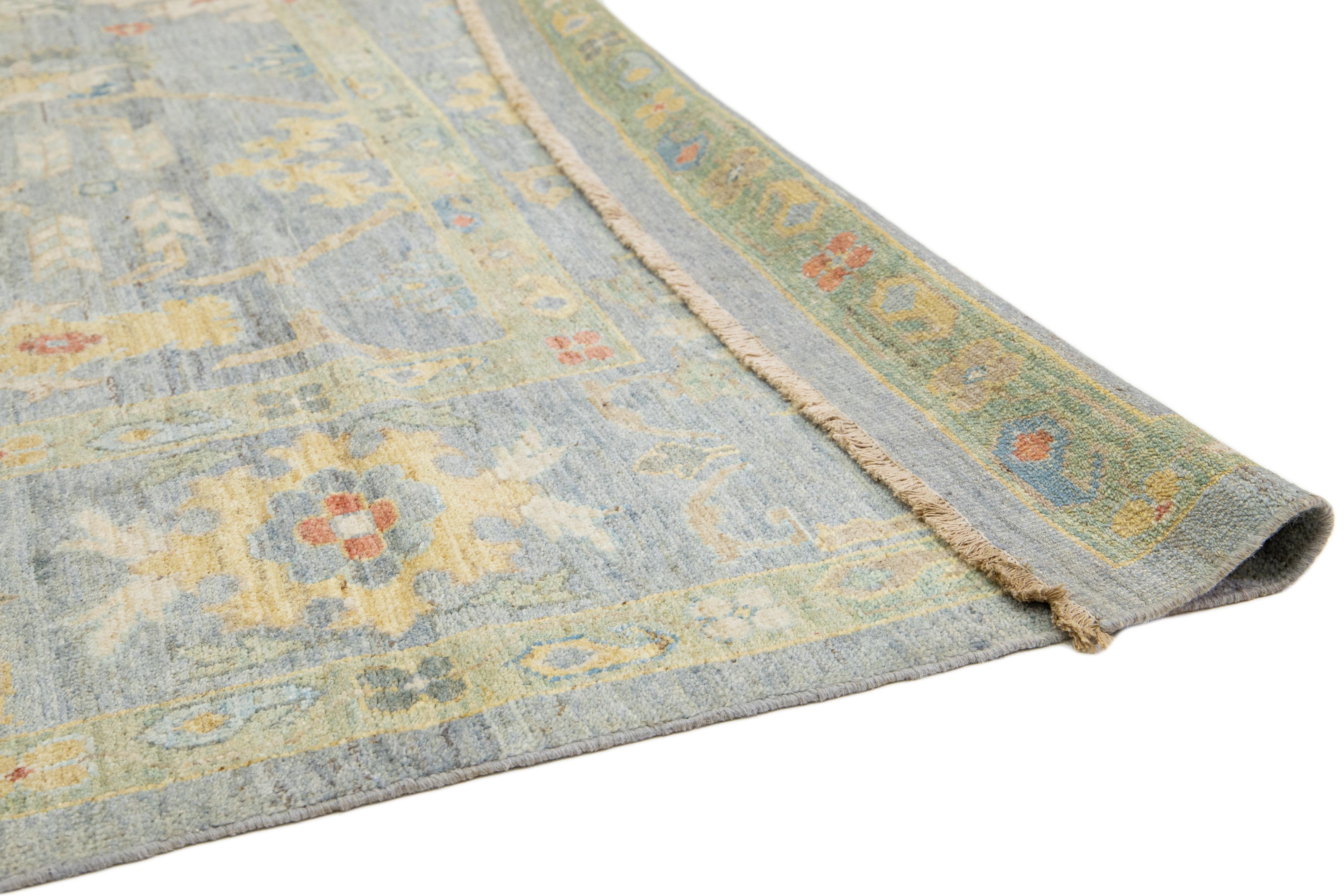 Apadana's Moderner Sultanabad-Teppich aus geblümter Wolle, handgefertigt in Grau und Blau (Handgeknüpft) im Angebot