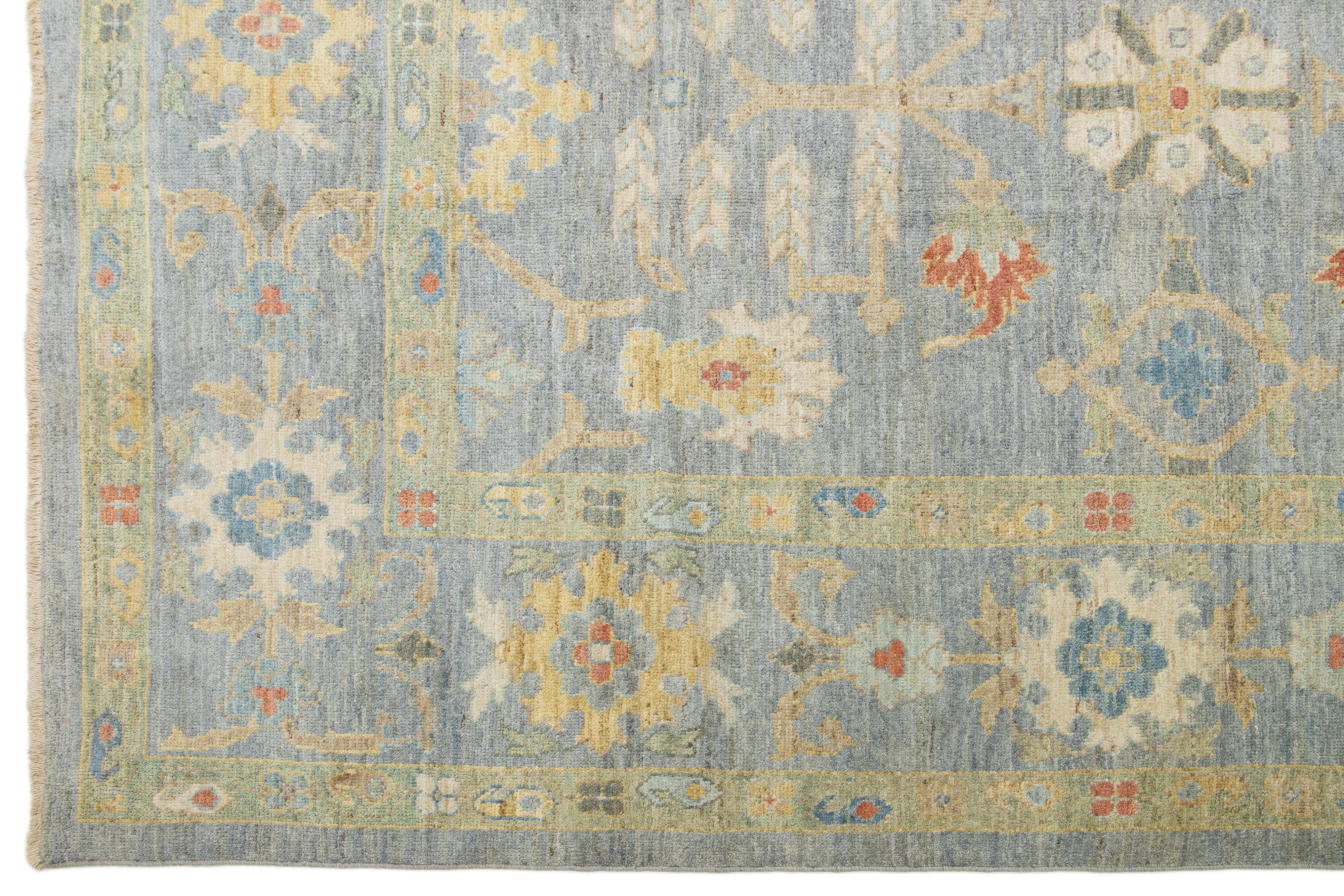 Apadana's Moderner Sultanabad-Teppich aus geblümter Wolle, handgefertigt in Grau und Blau (21. Jahrhundert und zeitgenössisch) im Angebot