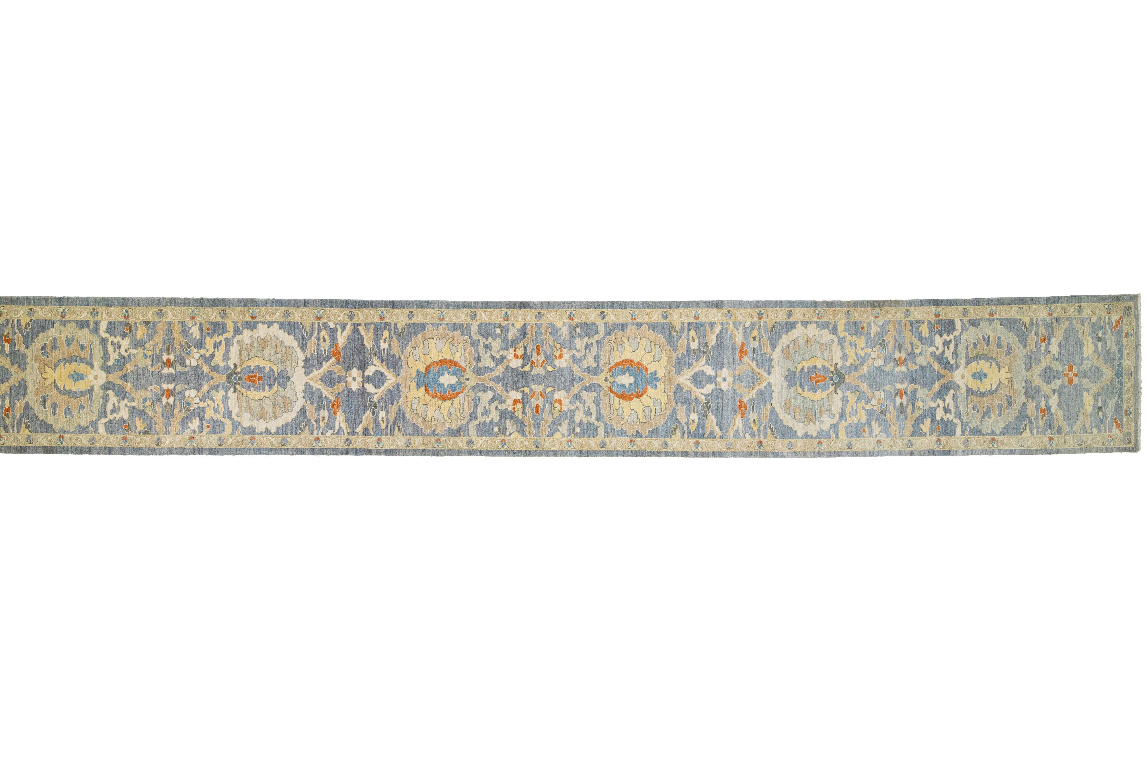 Apadana's Moderner langer Sultanabad-Läufer aus Wolle, handgefertigt in Blau mit Blumenmotiv im Angebot 5