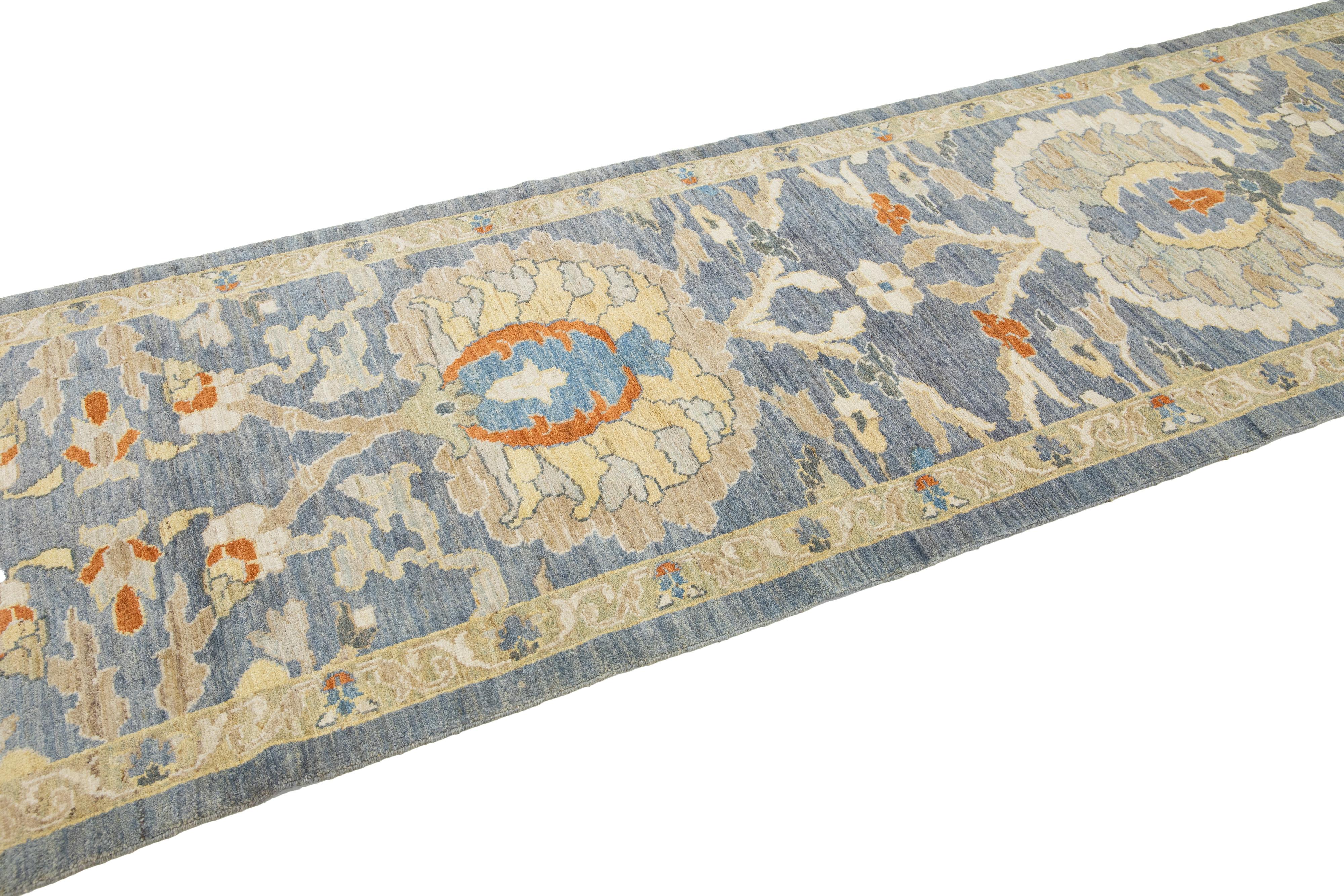 Apadana's Moderner langer Sultanabad-Läufer aus Wolle, handgefertigt in Blau mit Blumenmotiv (Handgeknüpft) im Angebot