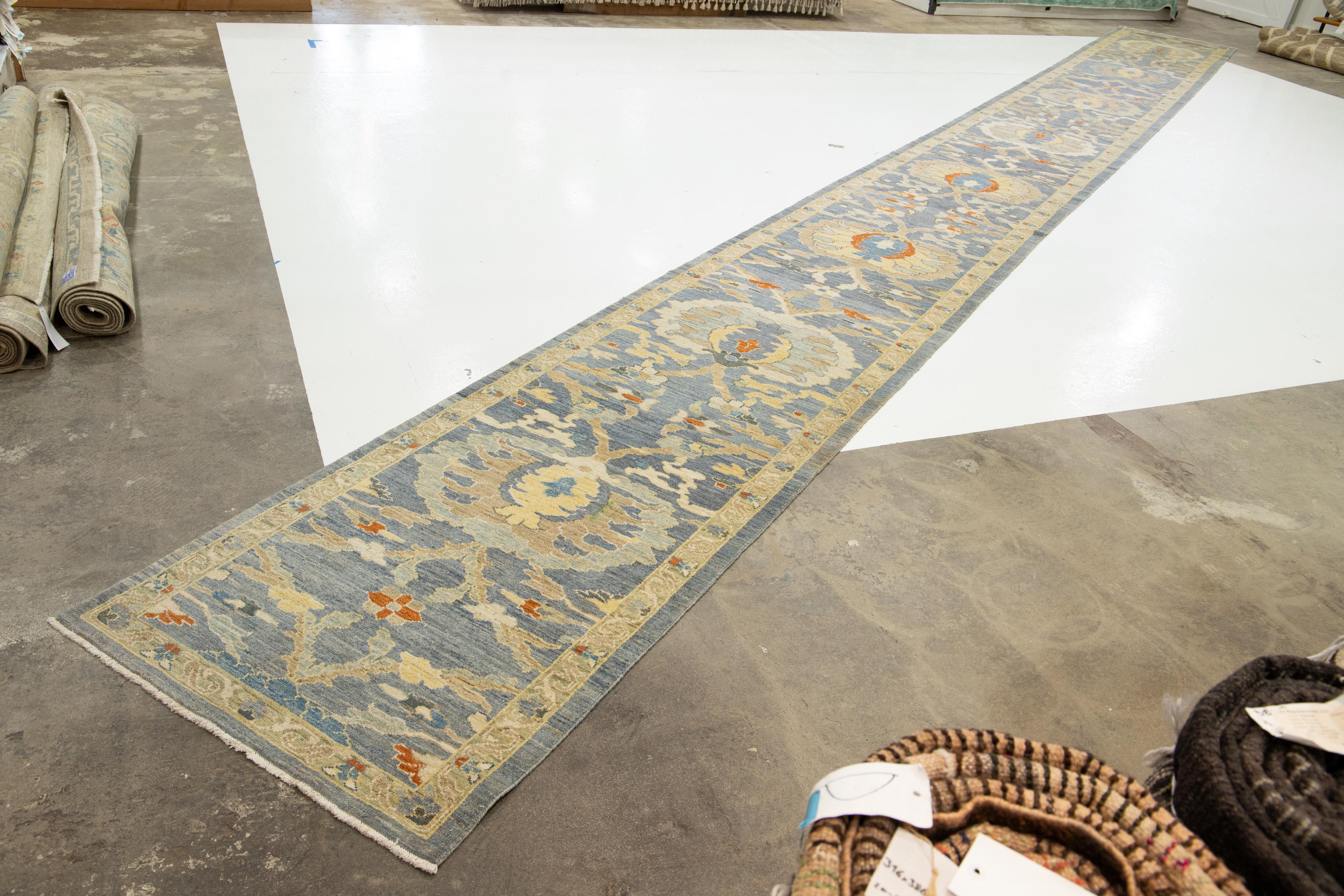 Apadana's Moderner langer Sultanabad-Läufer aus Wolle, handgefertigt in Blau mit Blumenmotiv im Zustand „Neu“ im Angebot in Norwalk, CT