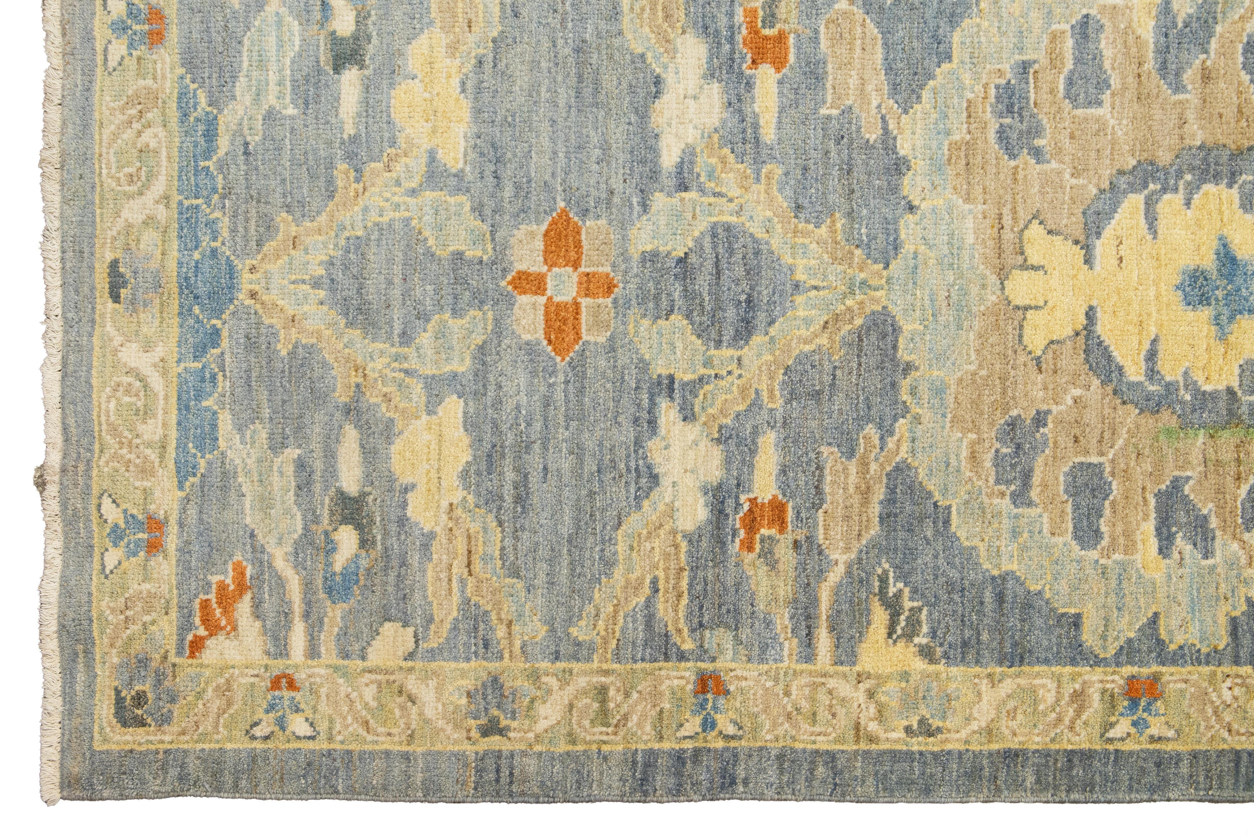 Apadana's Moderner langer Sultanabad-Läufer aus Wolle, handgefertigt in Blau mit Blumenmotiv (21. Jahrhundert und zeitgenössisch) im Angebot