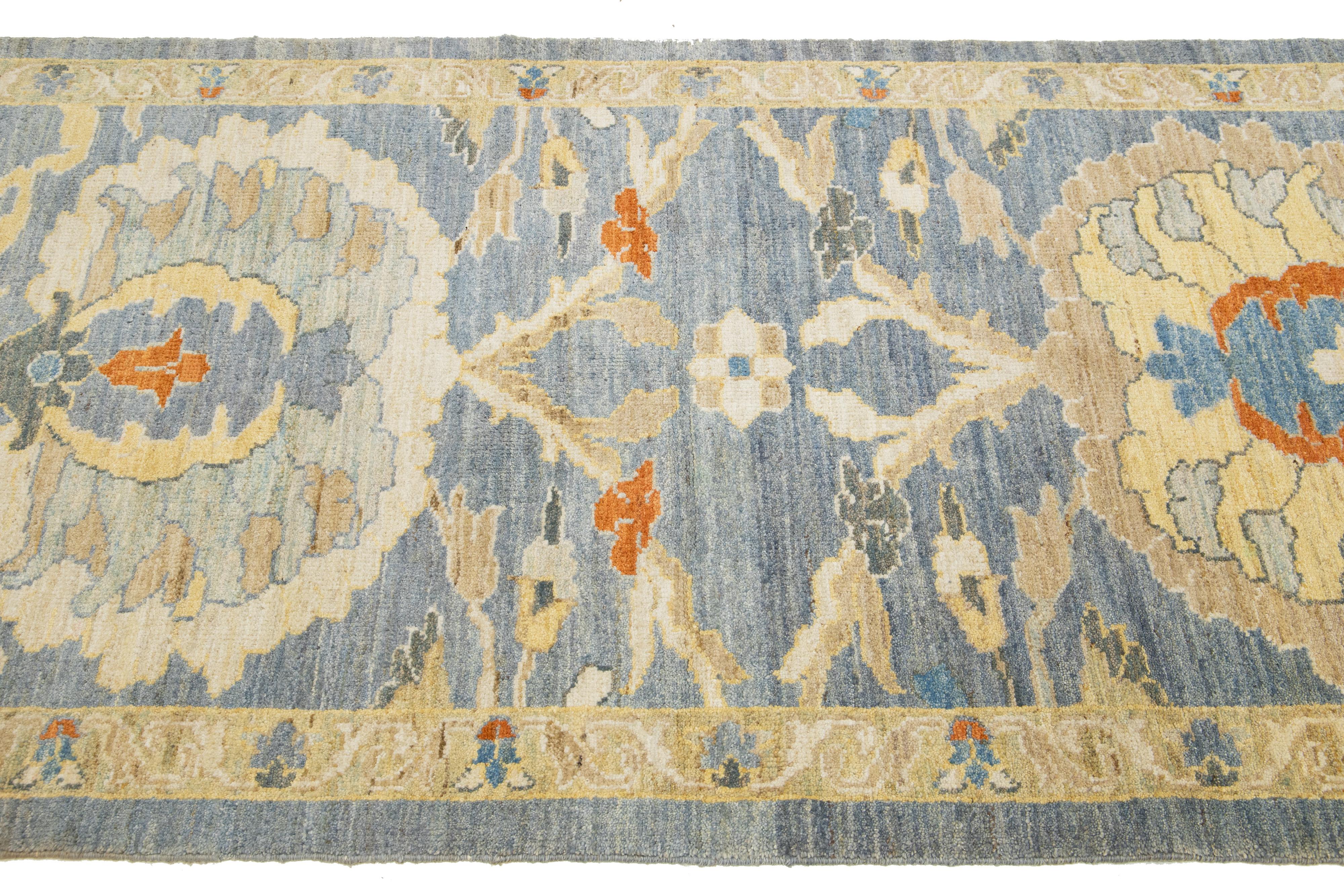 Apadana's Moderner langer Sultanabad-Läufer aus Wolle, handgefertigt in Blau mit Blumenmotiv im Angebot 1