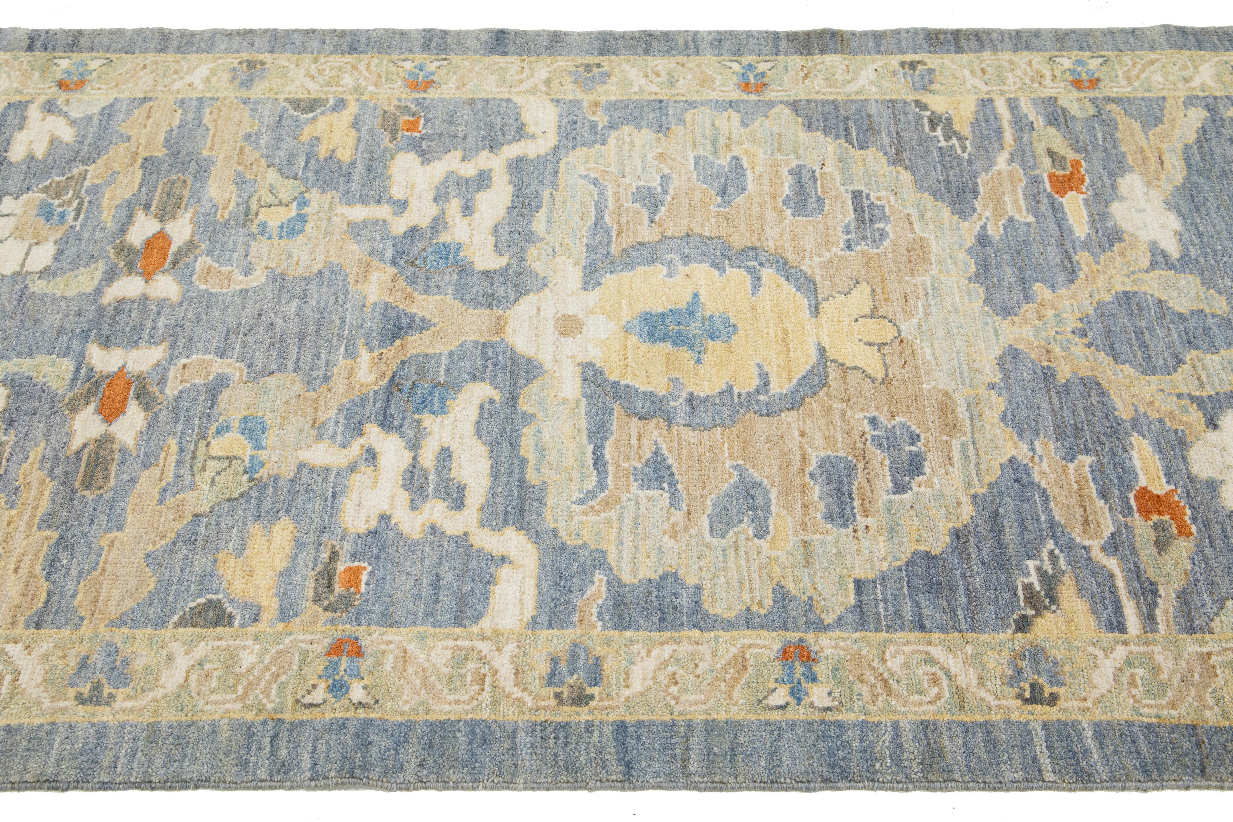 Apadana's Moderner langer Sultanabad-Läufer aus Wolle, handgefertigt in Blau mit Blumenmotiv im Angebot 2
