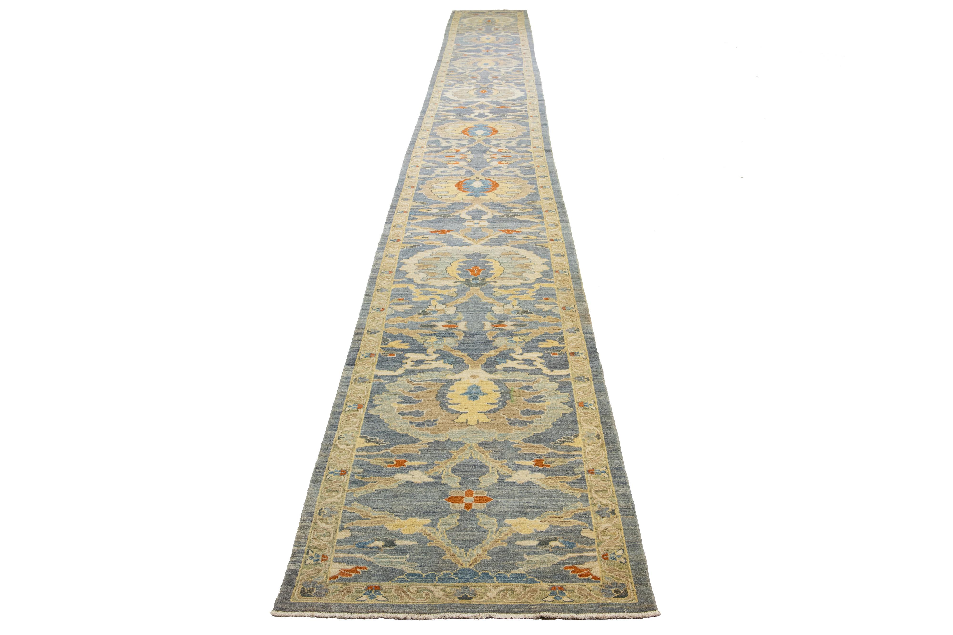 Apadana's Moderner langer Sultanabad-Läufer aus Wolle, handgefertigt in Blau mit Blumenmotiv im Angebot 3