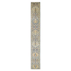 Runner moderno in lana Sultanabad di Apadana fatto a mano in blu con motivo floreale