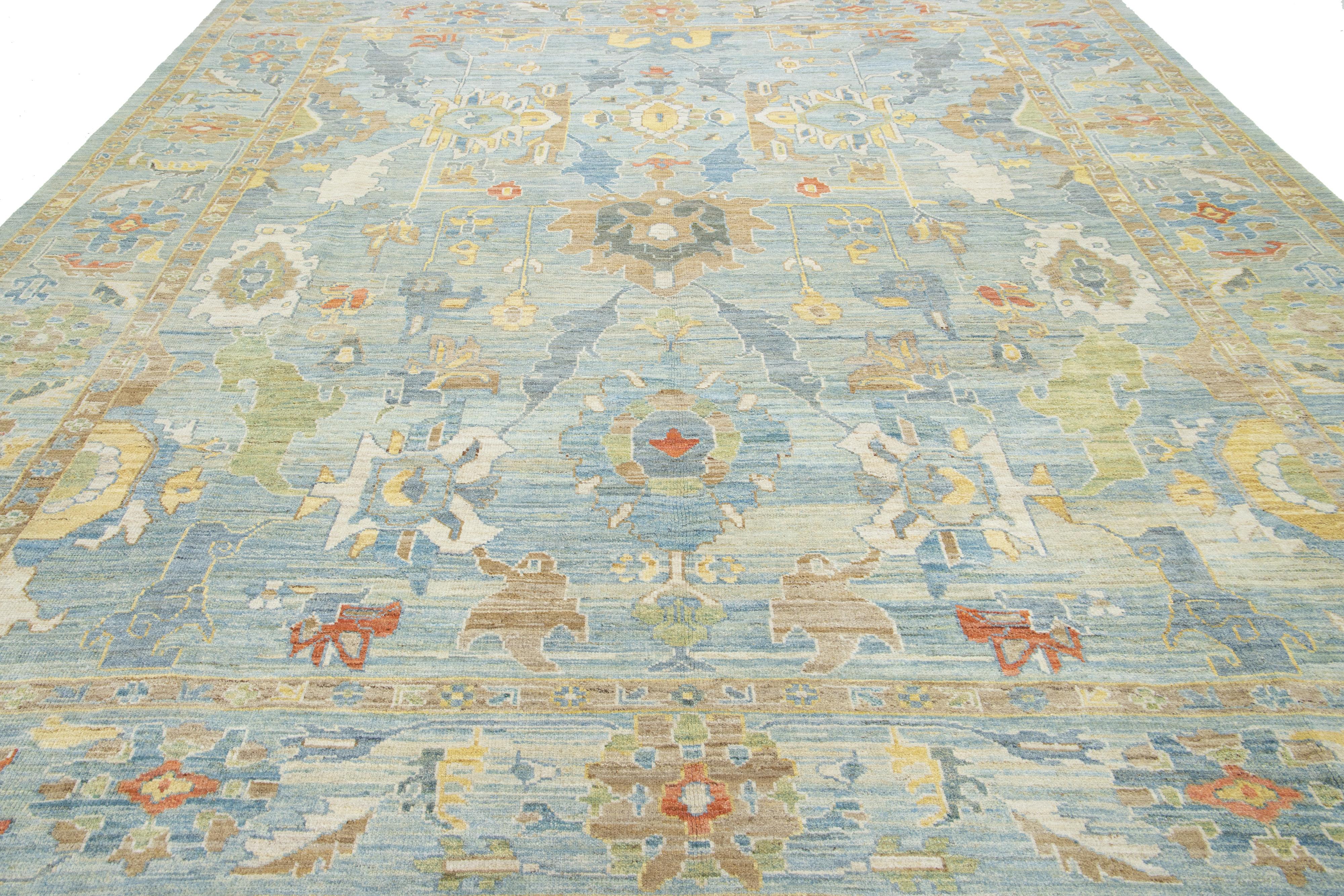 Dieser wunderschöne handgeknüpfte quadratische Wollteppich aus Sultanabad zeigt einen ruhigen hellblauen Hintergrund, der mit mehrfarbigen Mustern verziert ist. Verschönern Sie Ihren Raum mit einem Hauch von Kunstfertigkeit und Eleganz.

Dieser