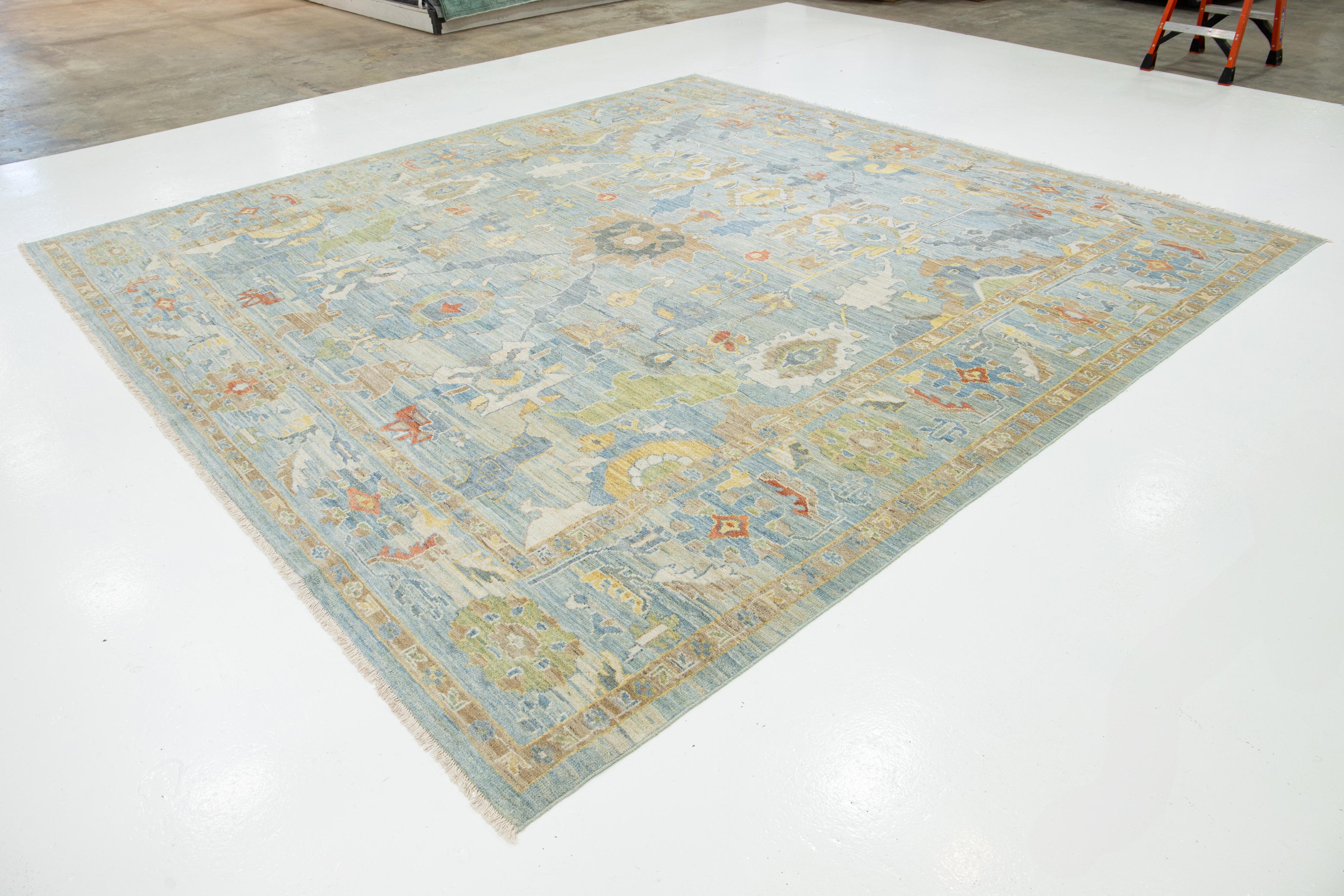 Apadana's Moderner quadratischer Sultanabad-Wollteppich in Blau, handgefertigt in Blau mit Blumenmuster (Pakistanisch) im Angebot