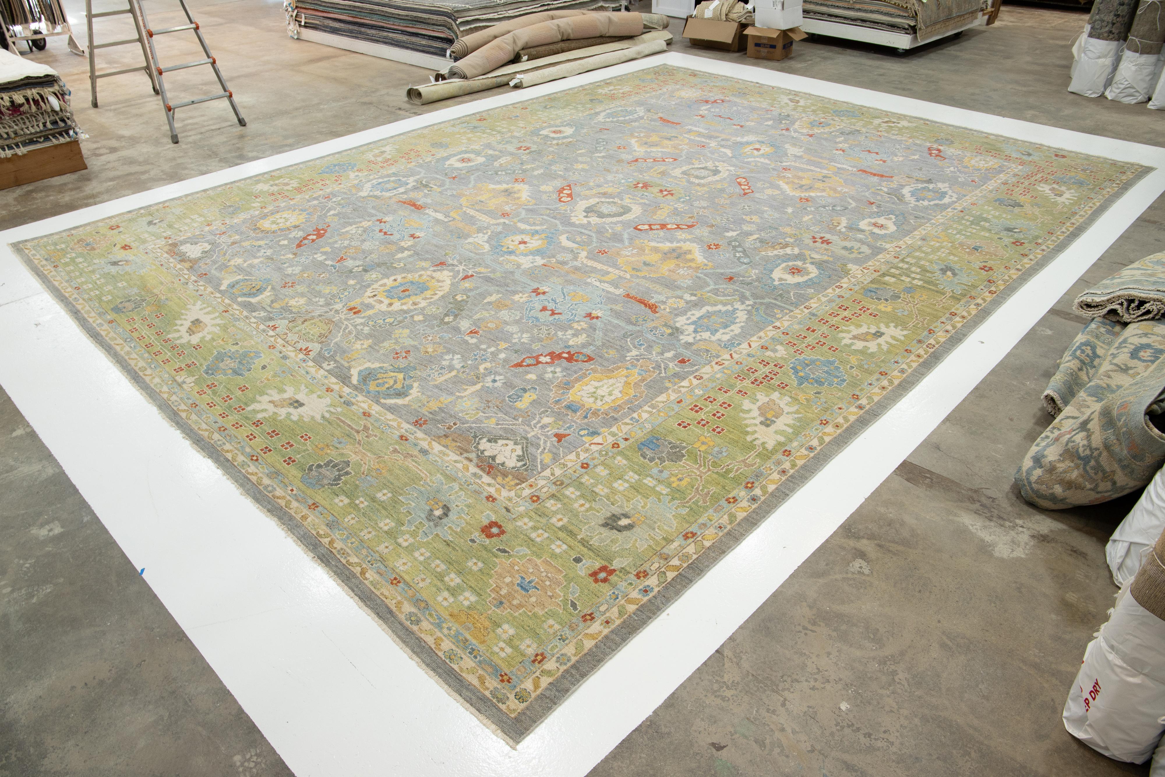 Apadana's Moderner Sultanabad-Wollteppich in Grau, handgefertigt in Grau mit Blumenmuster (Pakistanisch) im Angebot