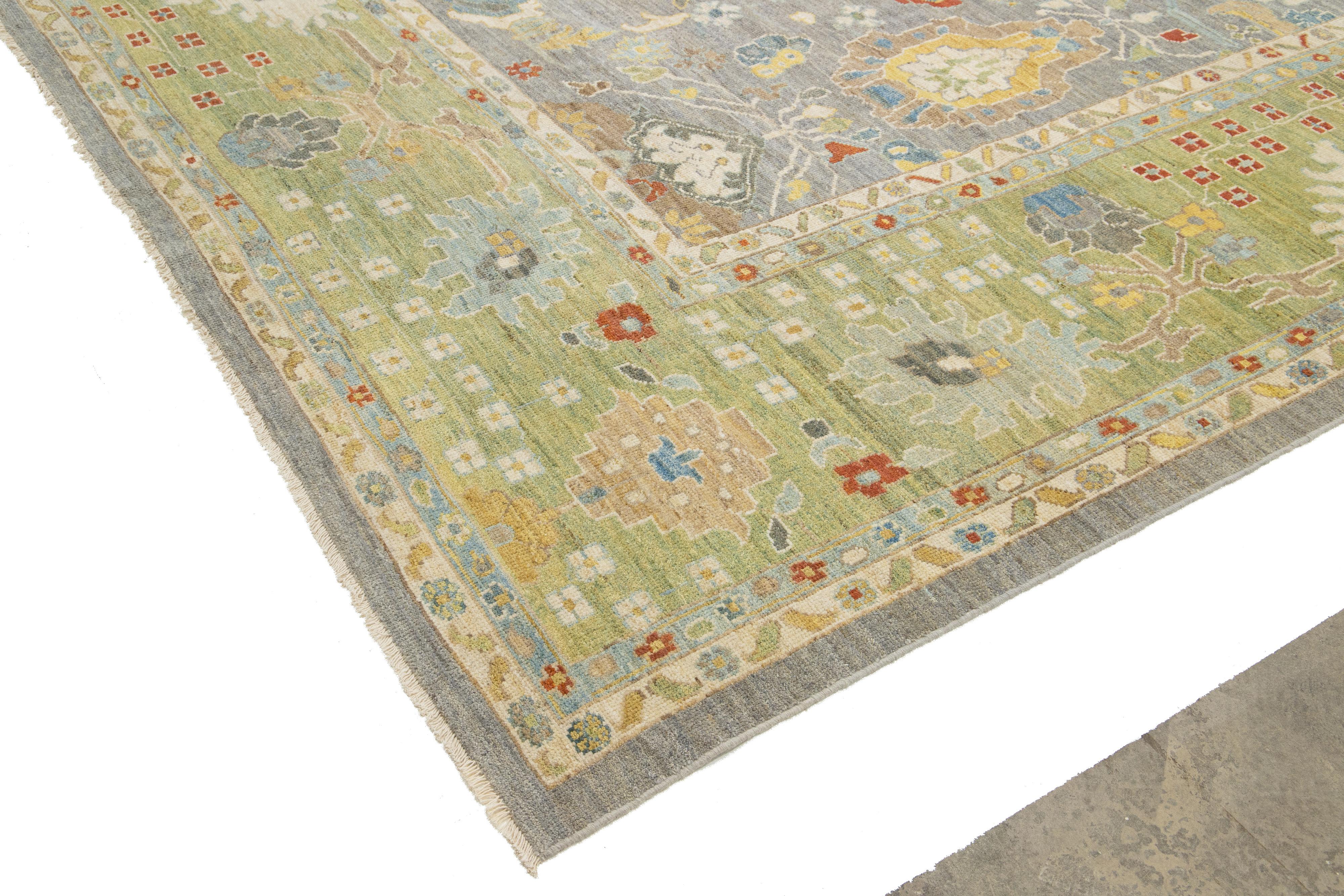 Apadana's Moderner Sultanabad-Wollteppich in Grau, handgefertigt in Grau mit Blumenmuster (Wolle) im Angebot