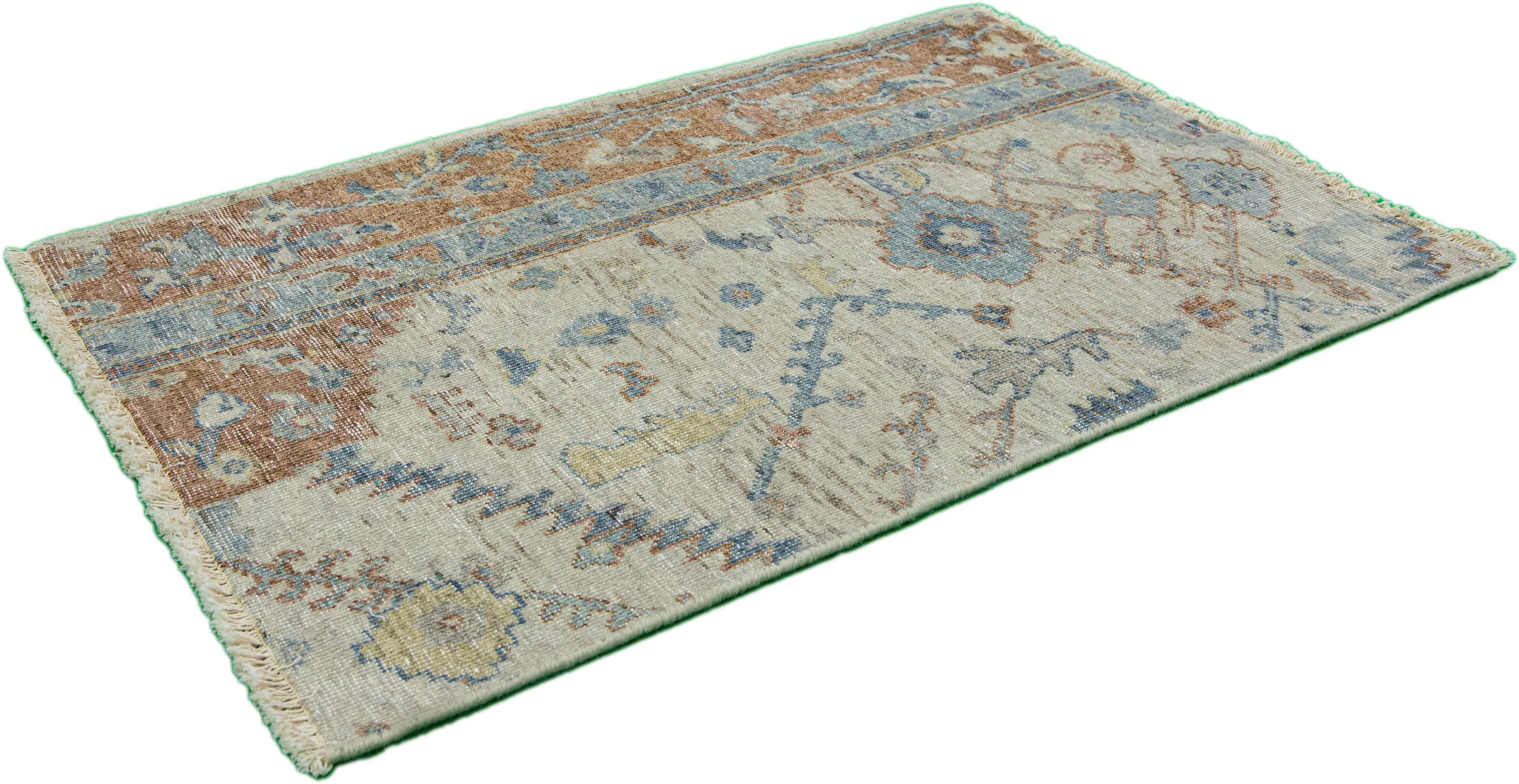 Islamico Tappeto di lana personalizzato beige/marrone fatto a mano in stile Tabriz moderno di Apadana in vendita