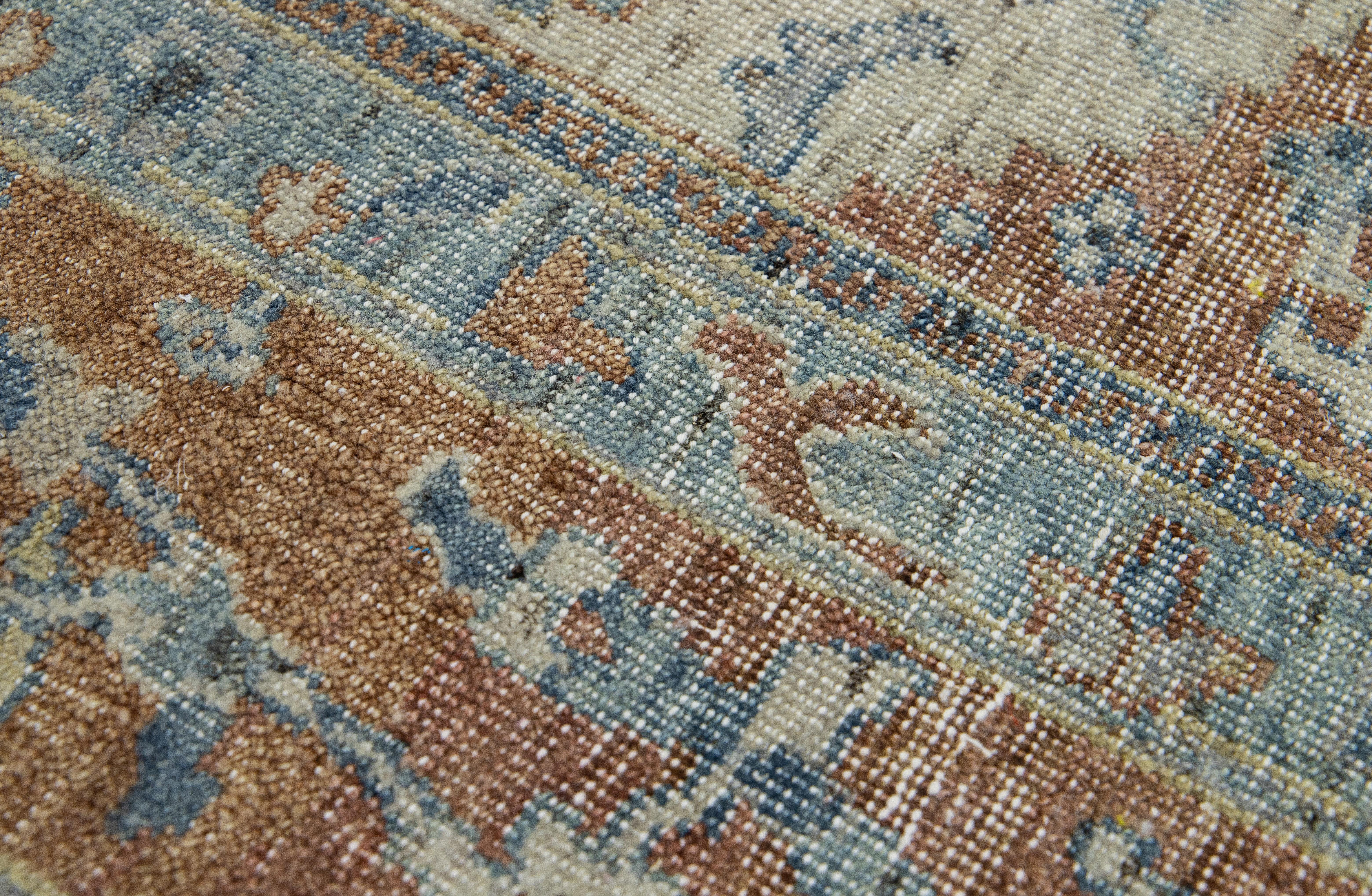 Annodato a mano Tappeto di lana personalizzato beige/marrone fatto a mano in stile Tabriz moderno di Apadana in vendita
