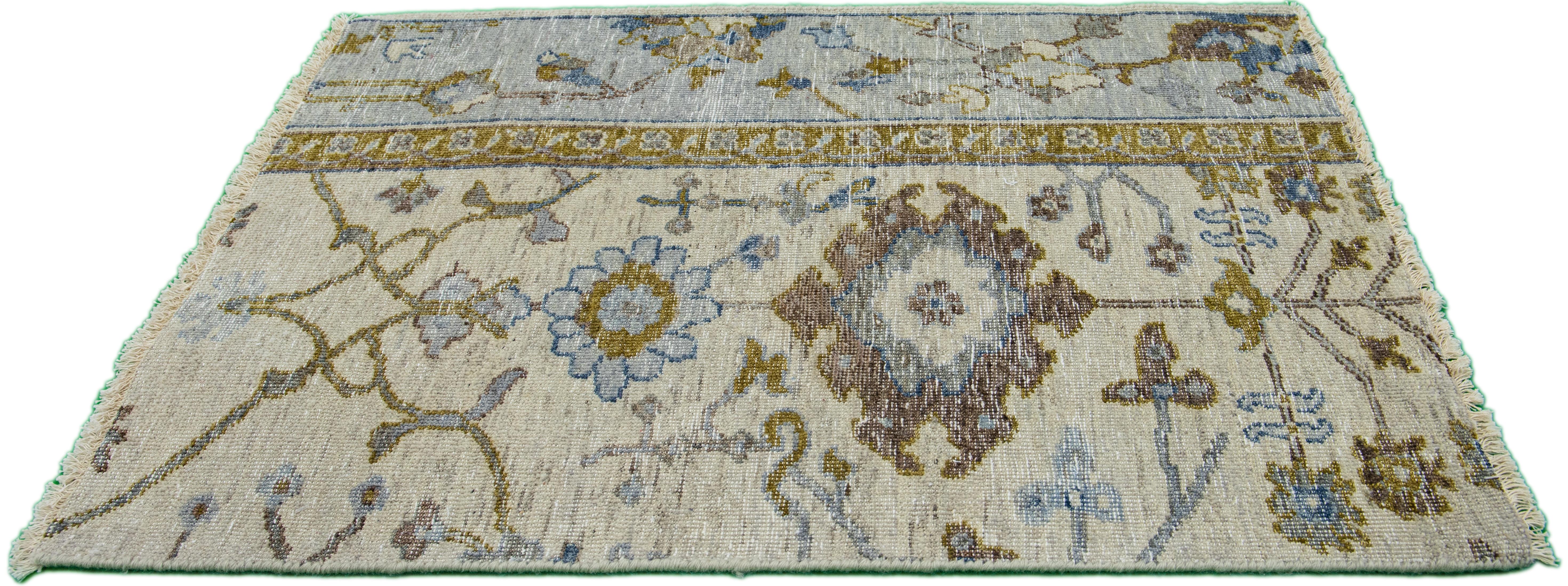 Die Artisan-Linie von Apadana ist eine elegante Möglichkeit, einem Raum eine auffallend antike Ästhetik zu verleihen. Diese Teppichserie ist ausgesprochen einzigartig und definiert das Aussehen eines antiken Teppichs neu. Jedes einzelne Stück
