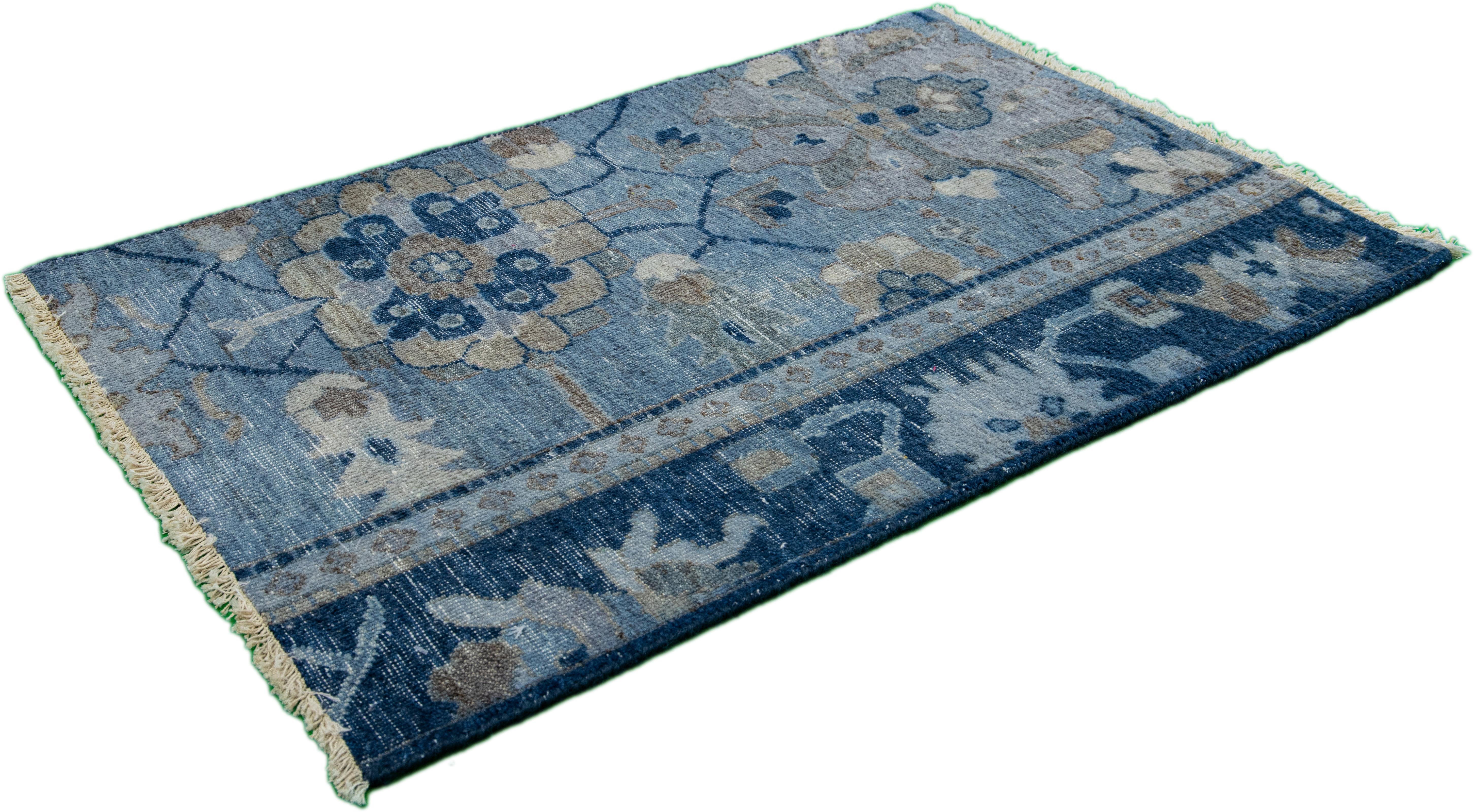 Apadana's Moderner handgefertigter blauer Teppich aus Wolle im Täbris-Stil (Islamisch) im Angebot